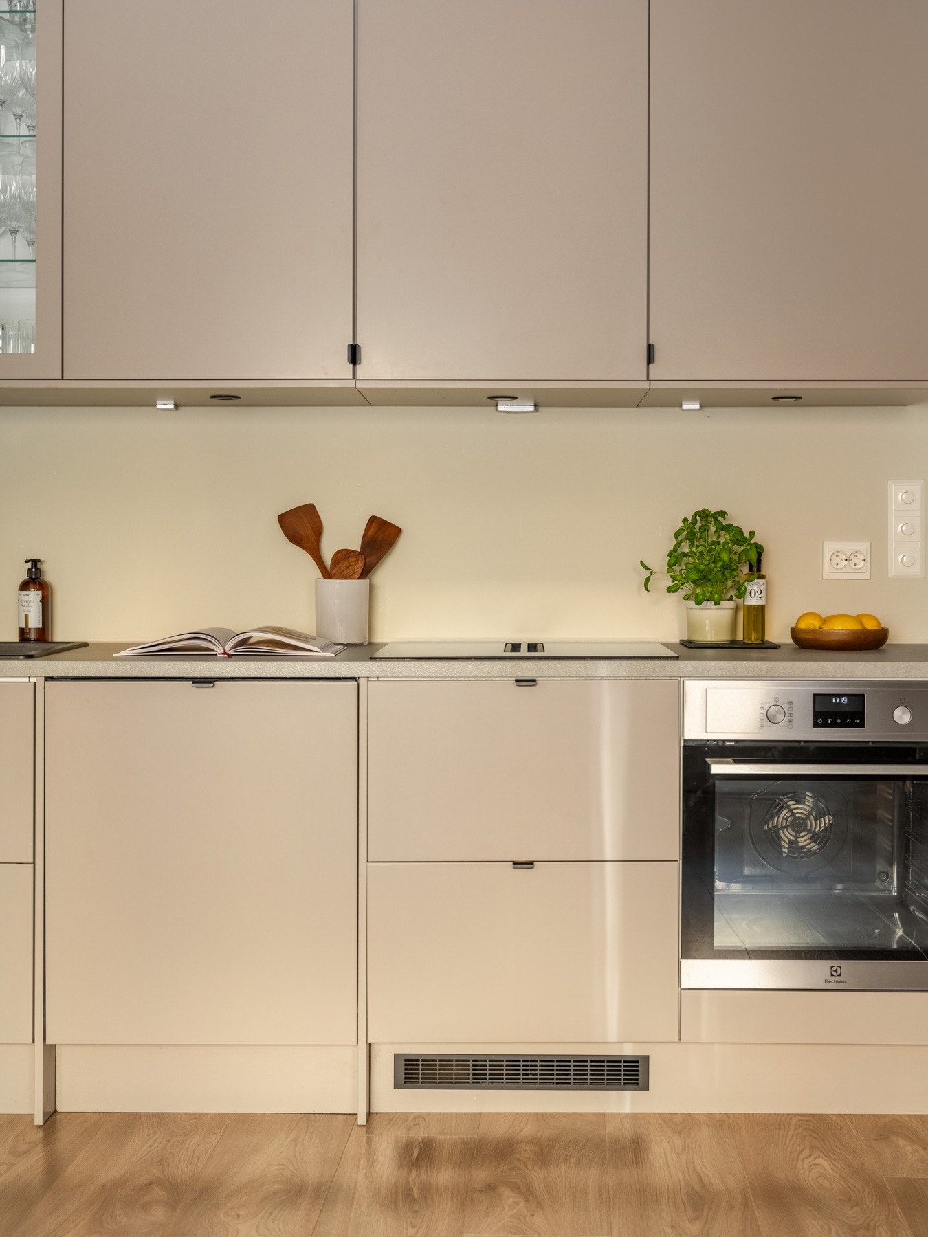 Innredningen består av glatte fronter, laminat benkeplate og integrerte hvitevarer. Sistnevnte var nye i 2023. Galleribilde