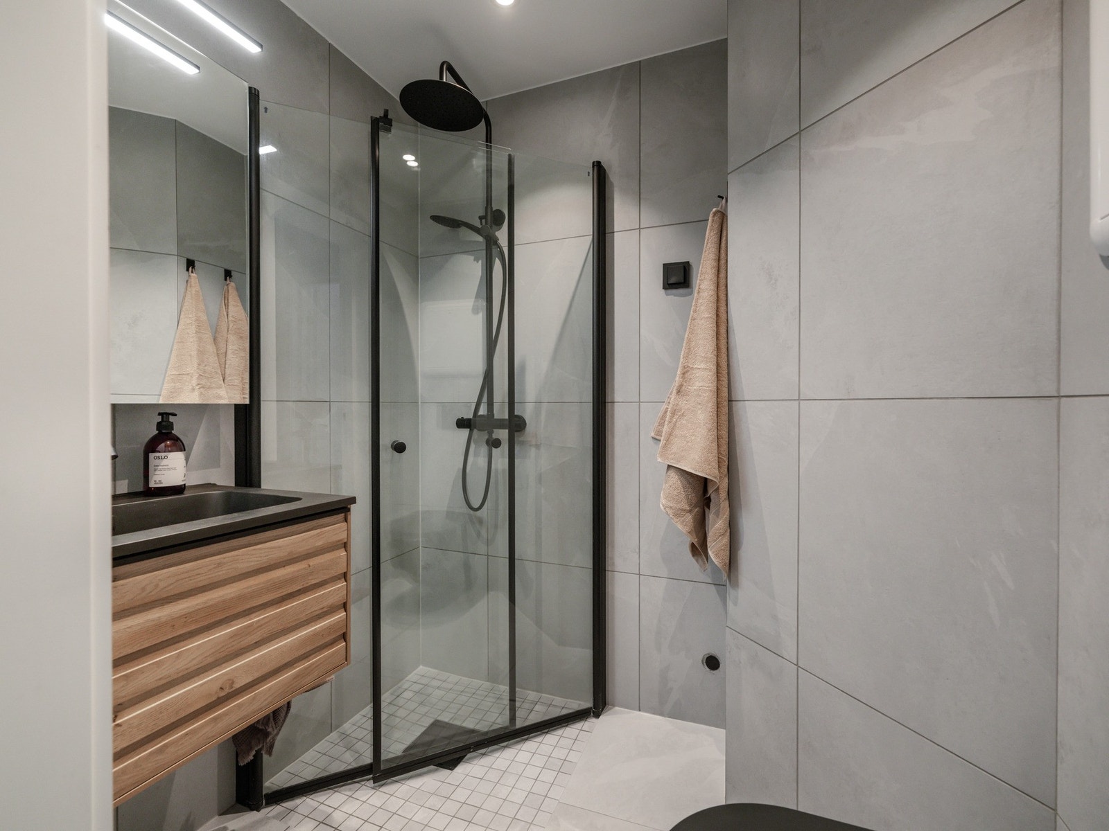 Det består av veggmontert toalett, servantskap og dusjhjørne. Galleribilde