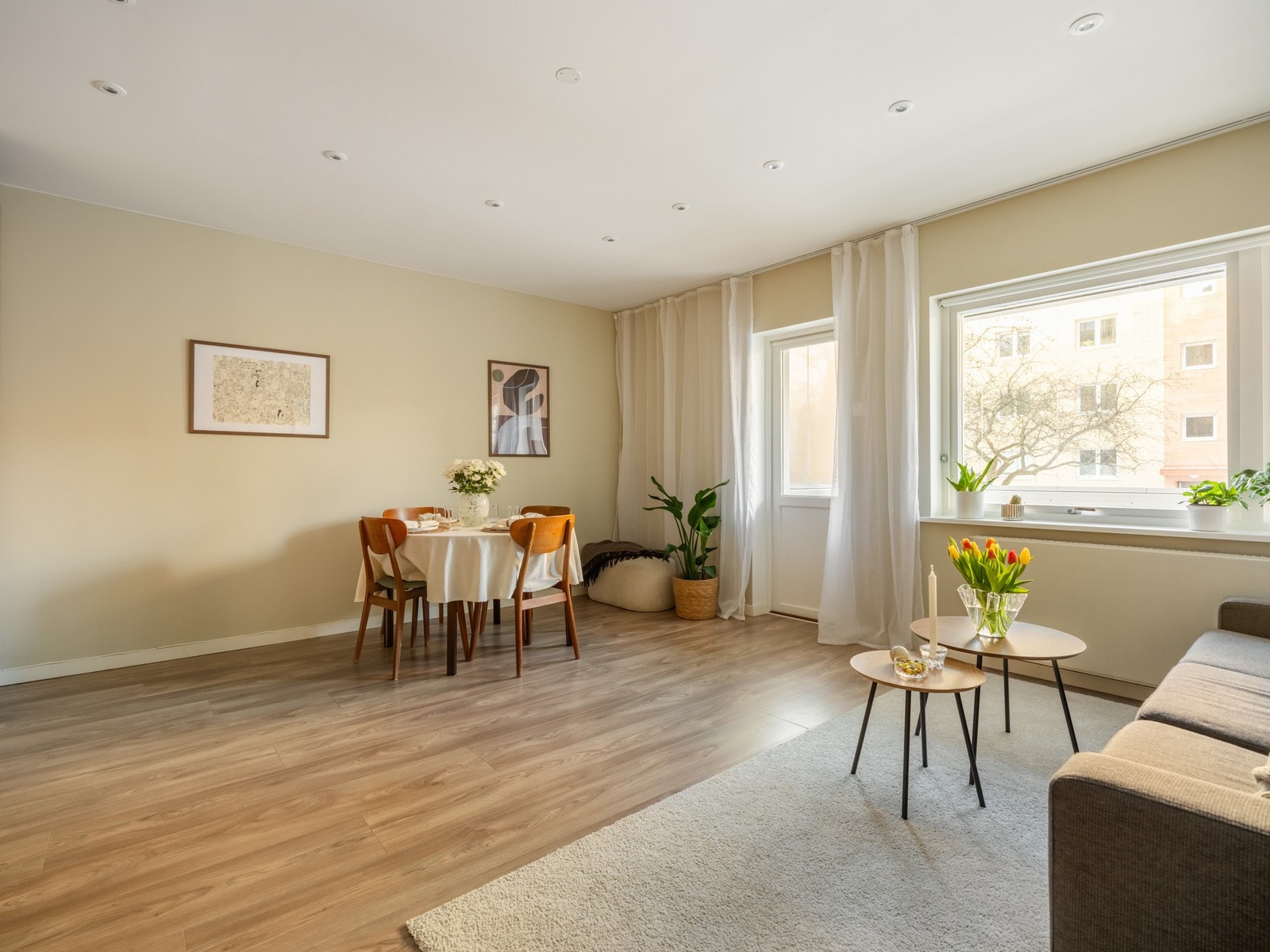 Stuen er lys og luftig, med downlights i himling. Galleribilde