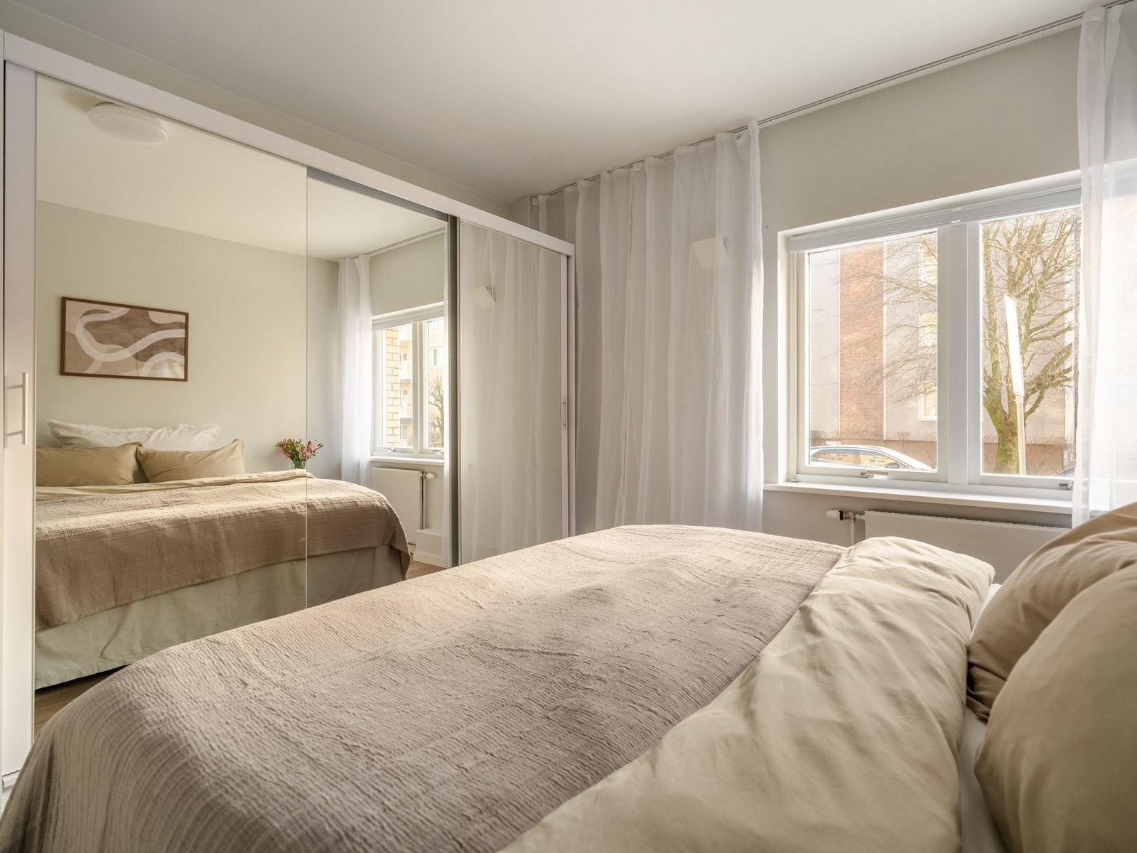 Her får du også et stort garderobeskap, som selvfølgelig følger med salget. Galleribilde