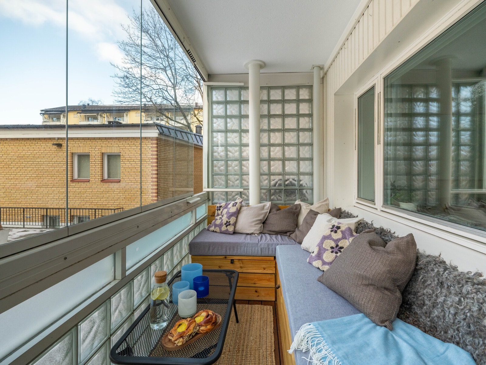 På de 8 kvadratmeterne finner du blant annet en plassbygget benk med praktisk oppbevaring som følger med salget. Galleribilde