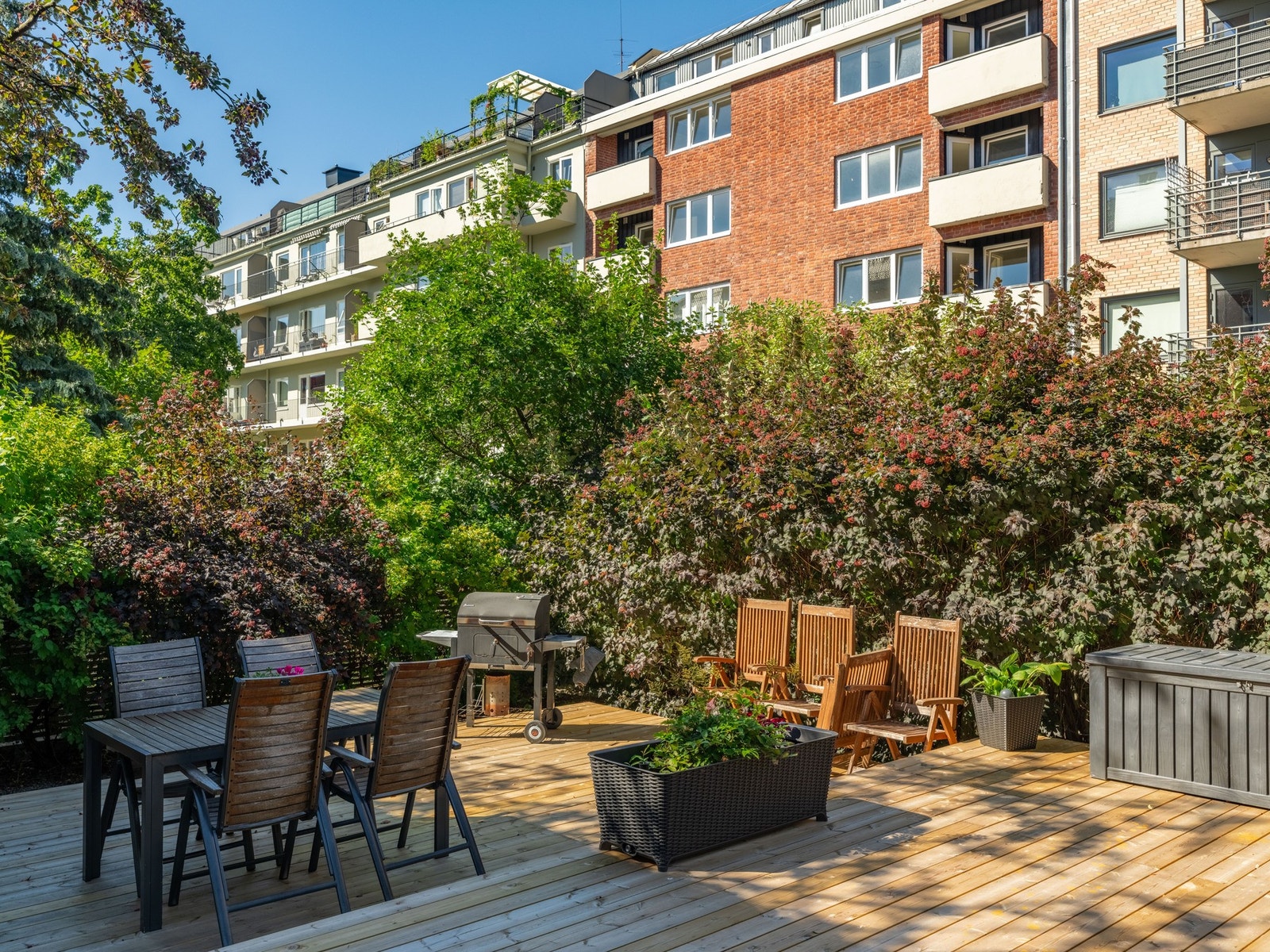 Her er det lagt platting midt i en grønn oase. Galleribilde