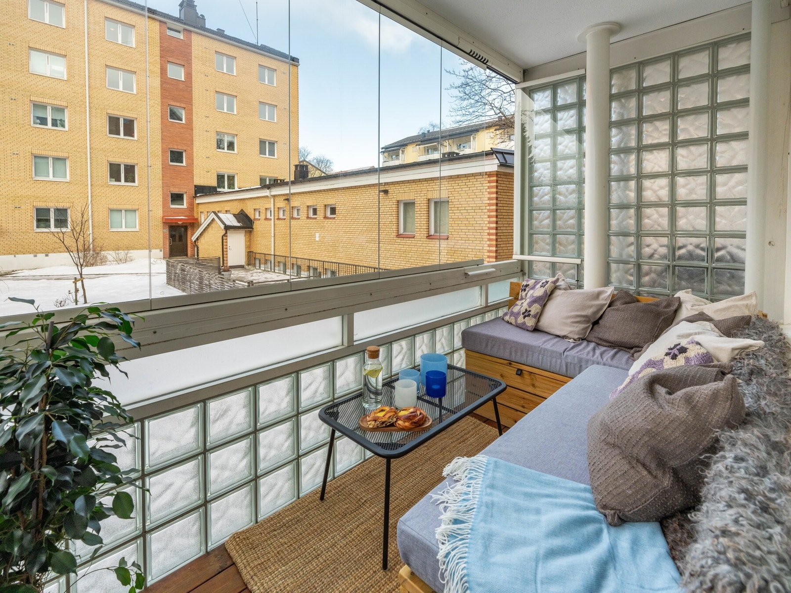 Dette er en gjennomgående og vakker 3-roms med fin beliggenhet i byggets høye første etasje. Galleribilde