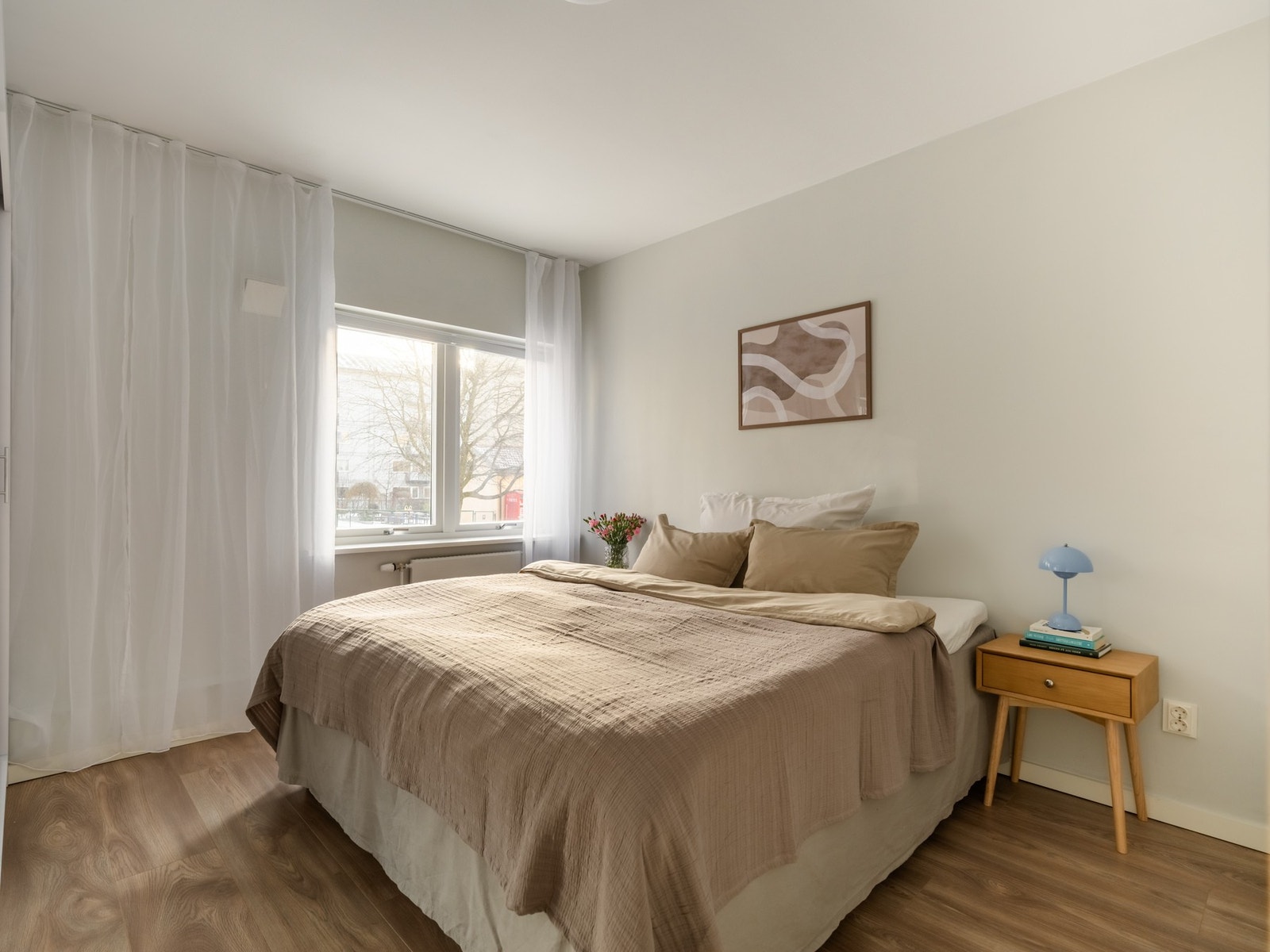 Vi går videre til det første av totalt to soverom. Galleribilde