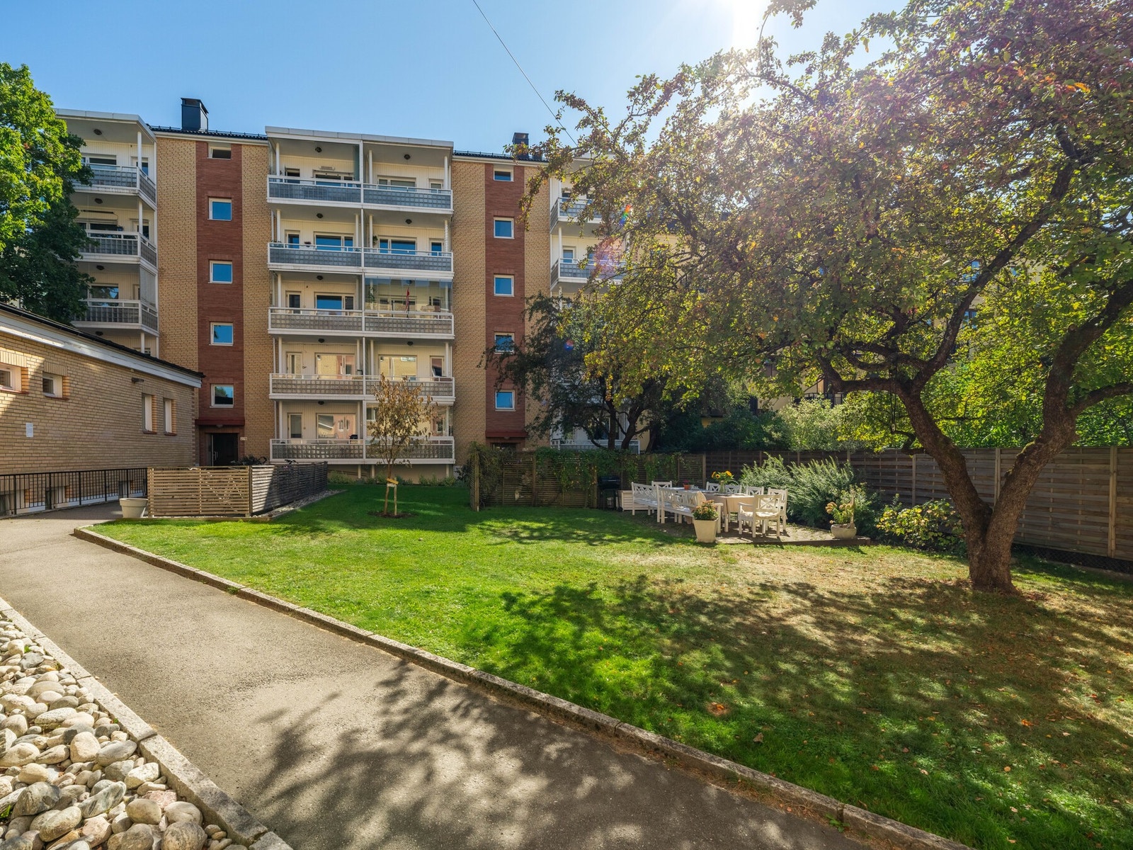 Vi tar turen ut og ser på den første av totalt to bakgårder som beboerne har tilgang til. Galleribilde