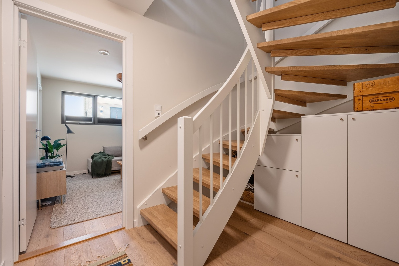 Underetasjen består av trapperom, kjellerstue og vaskerom. Videre er det en innredet del bestående av entré, stue/kjøkken, bad og innvendig bod. Galleribilde