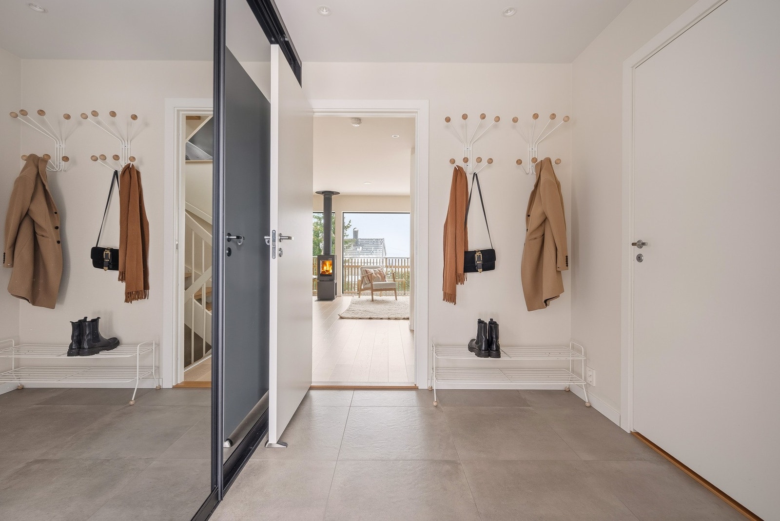 Innbydende entré med god plass til oppheng av yttertøy. Galleribilde