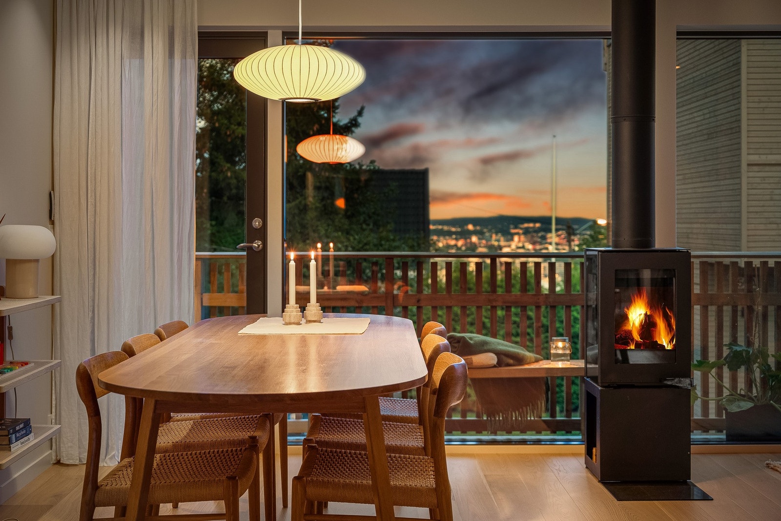 De store vindusflatene gir rikelig med naturlig lysinnslipp. Galleribilde