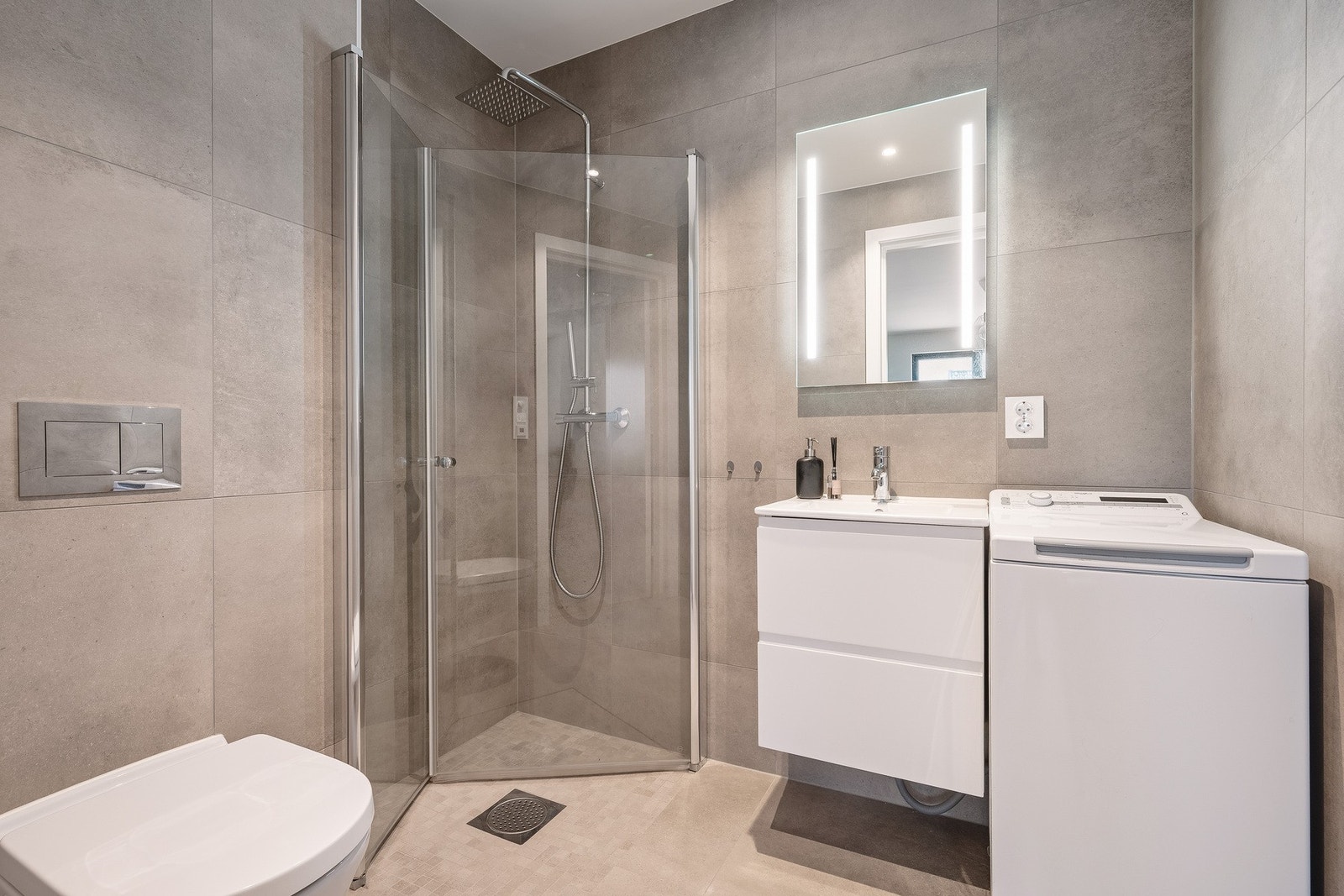 Delen har et eget bad med opplegg for vaskemaskin. Galleribilde