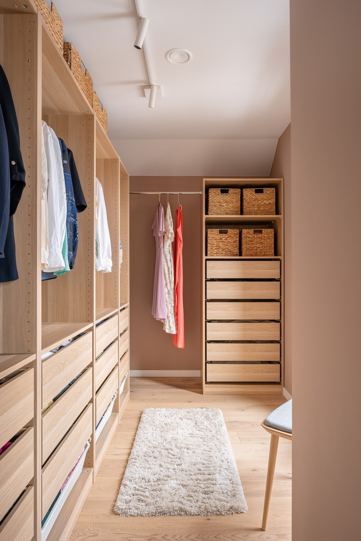 Omkledningsrommet er innredet med PAX garderobeskap. Galleribilde