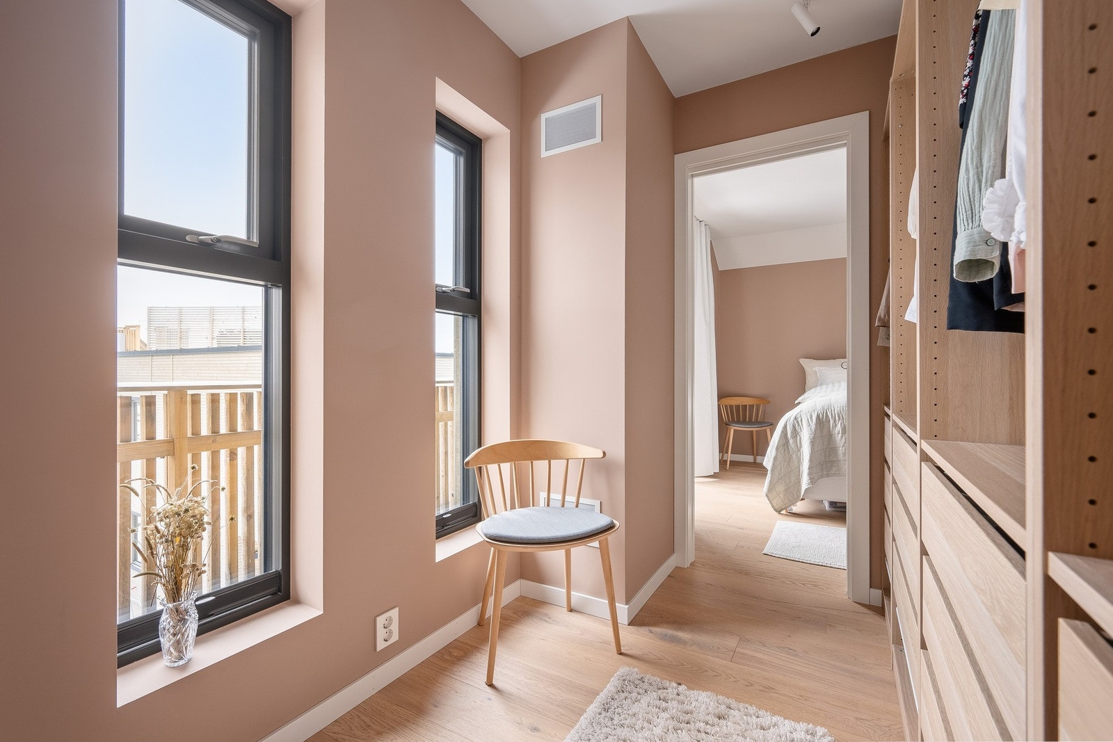 Hovedsoverommet har også utgang til en balkong på ca. 6 m² som strekker seg langs hele fasaden. Galleribilde