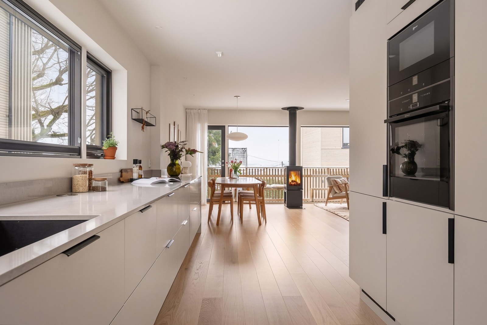 Sokkelskuffer som gir effektiv utnyttelse av plassen og bidrar til rene flater i hverdagen. Galleribilde