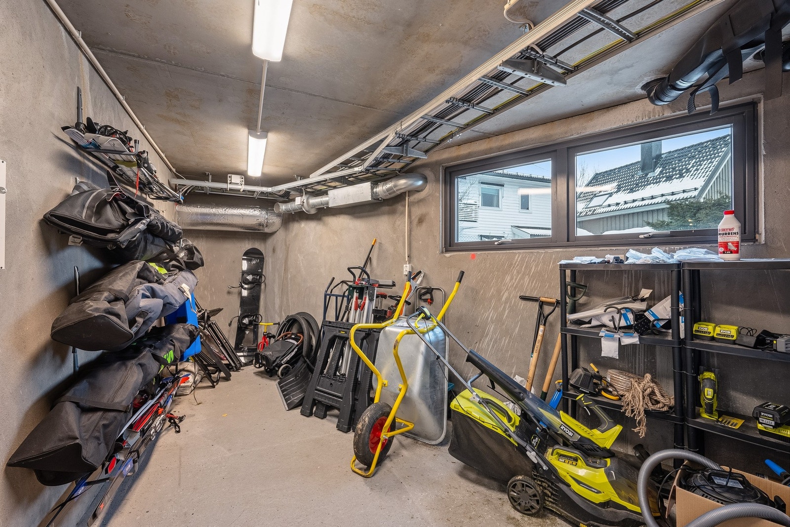 I tilknytning til garasjeanlegget er det en felles bod med gode muligheter for oppbevaring av bl.a. ski og hageutstyr. Det finnes også sykkelparkering og smørebod. Galleribilde