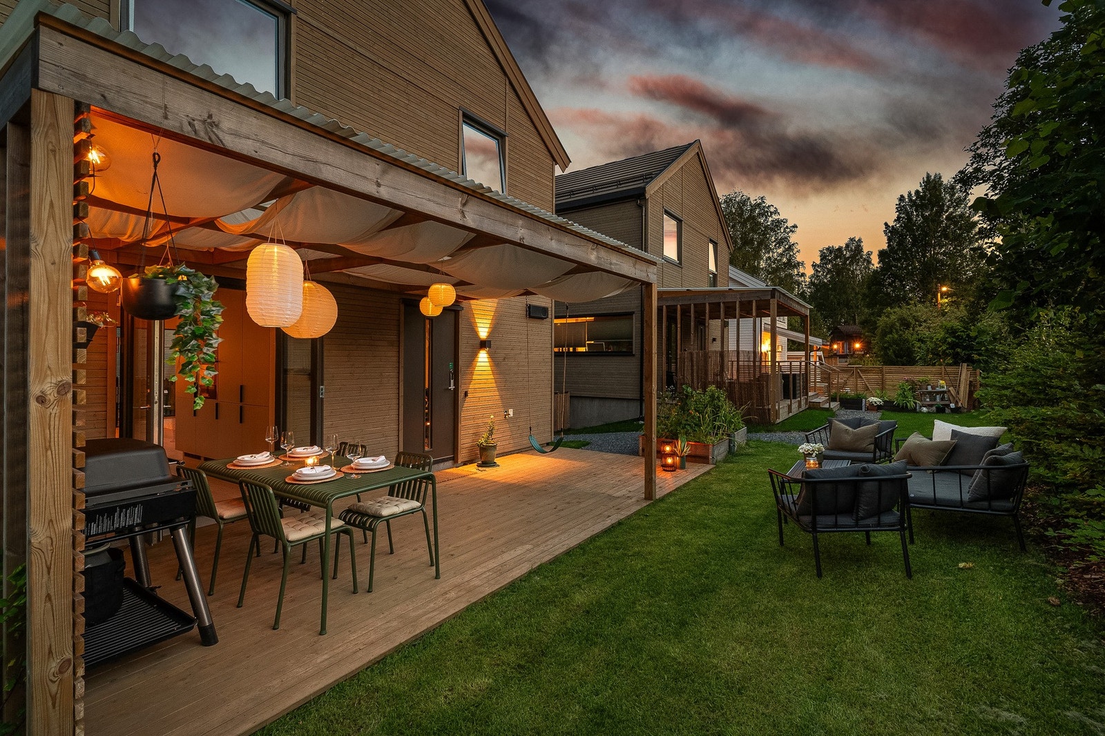 Uteområdet er variert og tilrettelagt for hele familien, med både spiseplass, lekesone, kjøkkenhage og lounge. Galleribilde