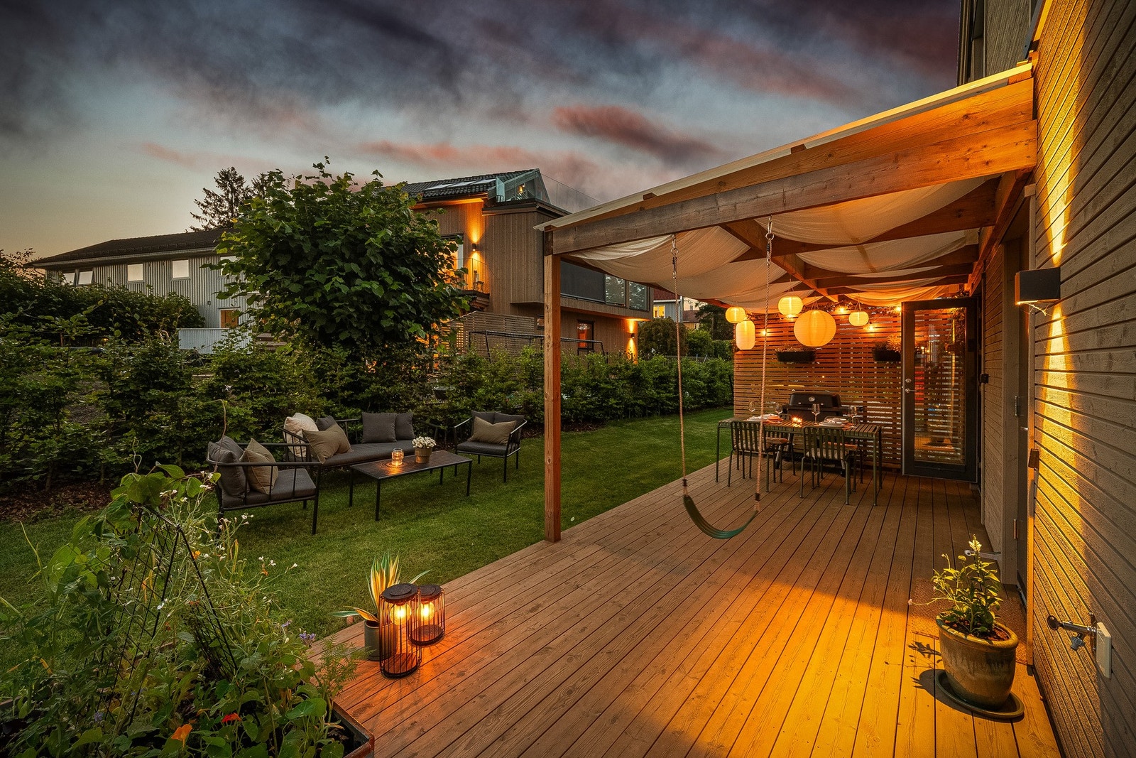 Boligen ligger luftig og skjermet til i et rolig og etablert sameie, godt tilrettelagt for familieliv. Galleribilde