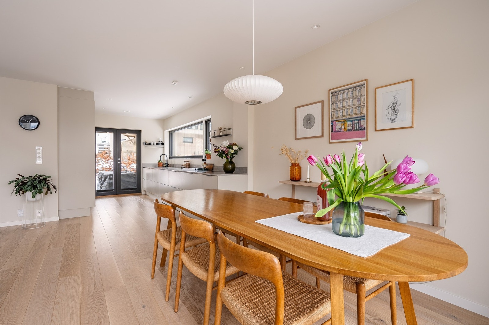 Her får man en åpen, luftig romfølelse - samtidig som boligen er svært funksjonell i hverdagen. Galleribilde