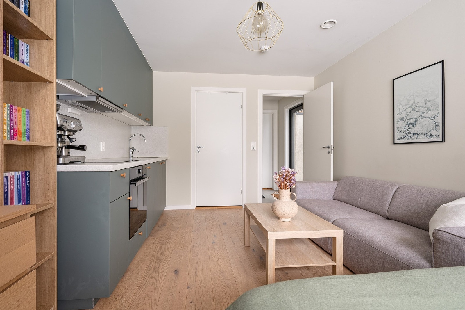 Boligen har en egen del i underetasjen som kan benyttes uten å være forstyrrende for familielivet. Selger har leid ut for kr. 12.000,- pr. mnd. Galleribilde