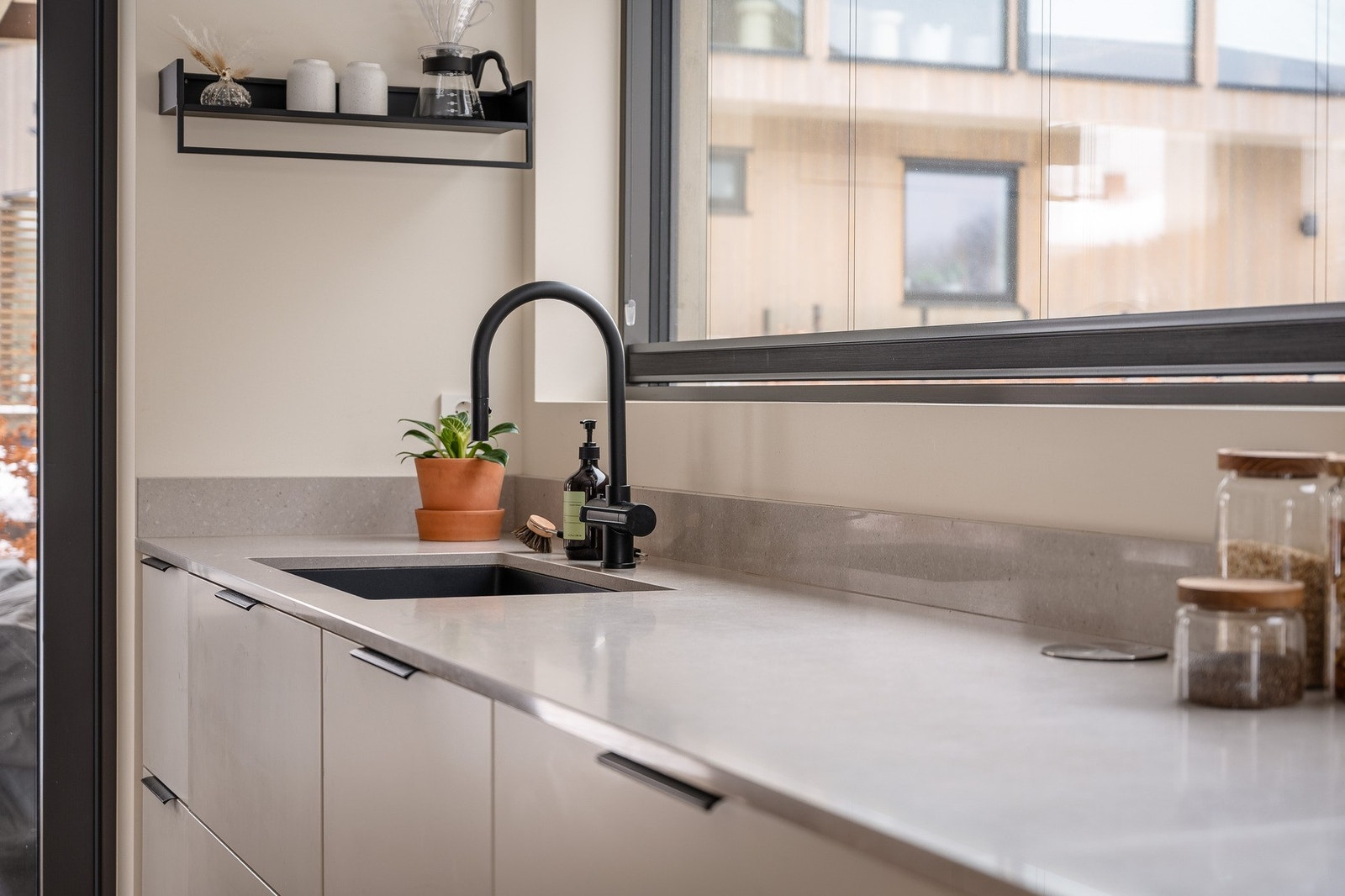 Den ekstra dype benkeplaten i steinkompositt gir gode arbeidsflater. Det er nedfelt en bred kum i kompositt (80 cm). Galleribilde