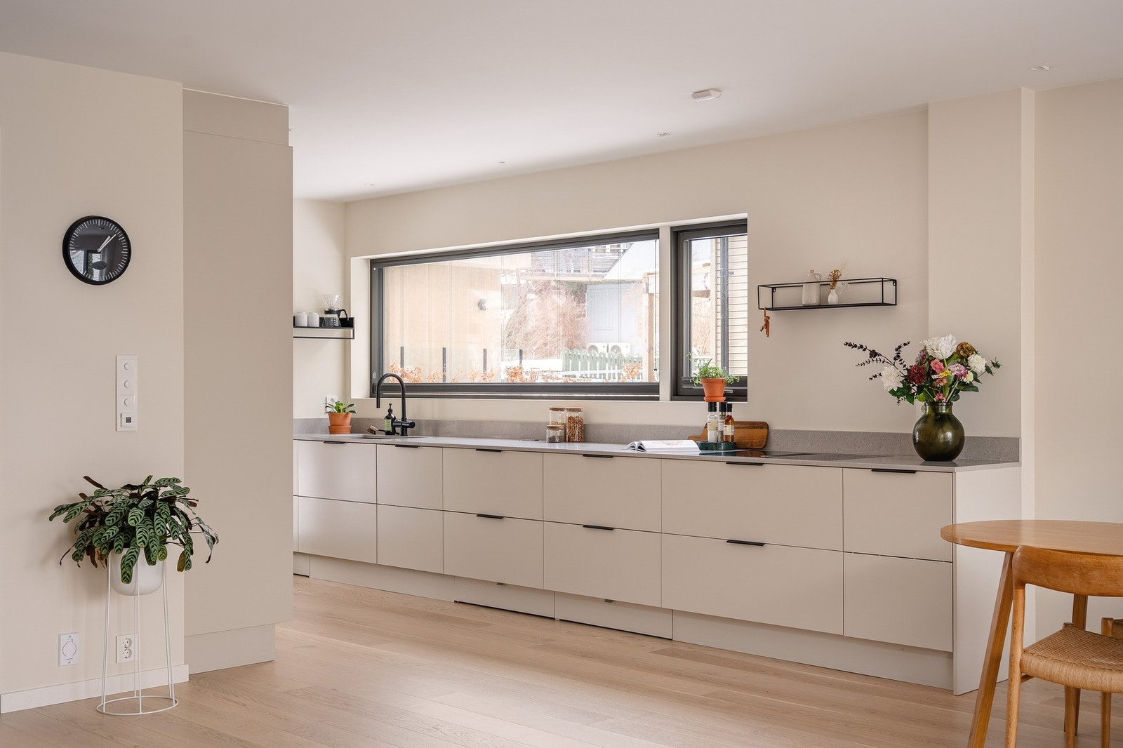 Innredningen har glatte fronter i en lekker beige-tone. Galleribilde