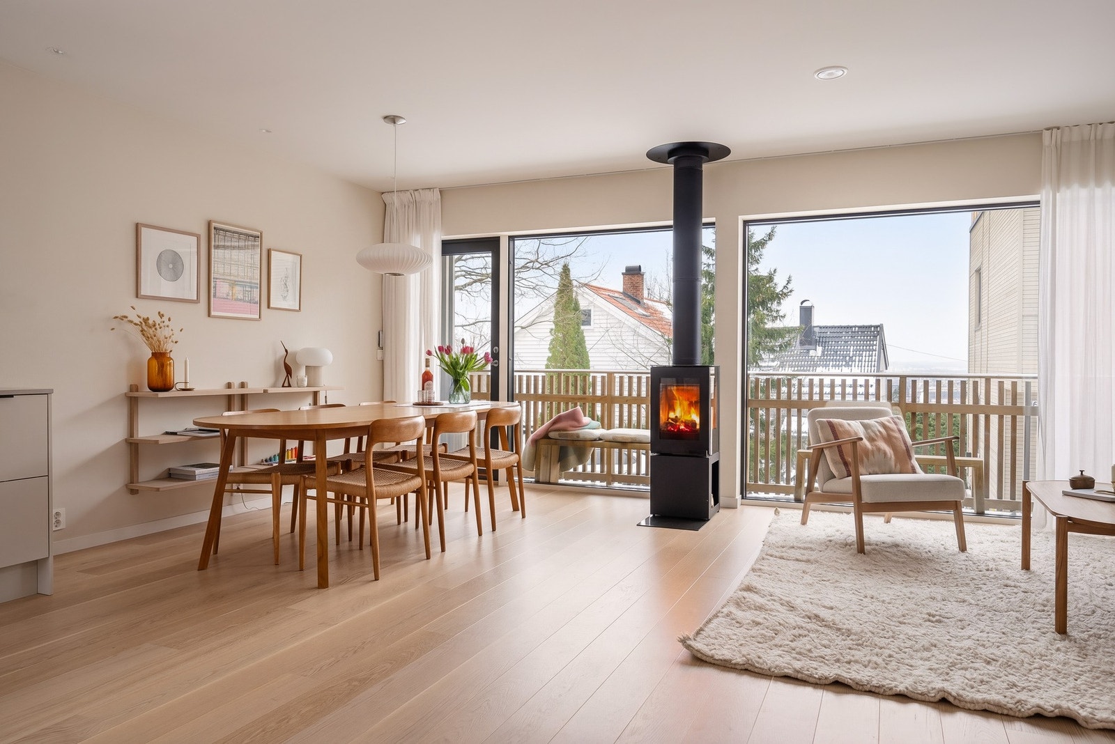 En gjennomført enebolig fra 2023 med høy kvalitet på materialer, innredninger og tekniske løsninger. Galleribilde