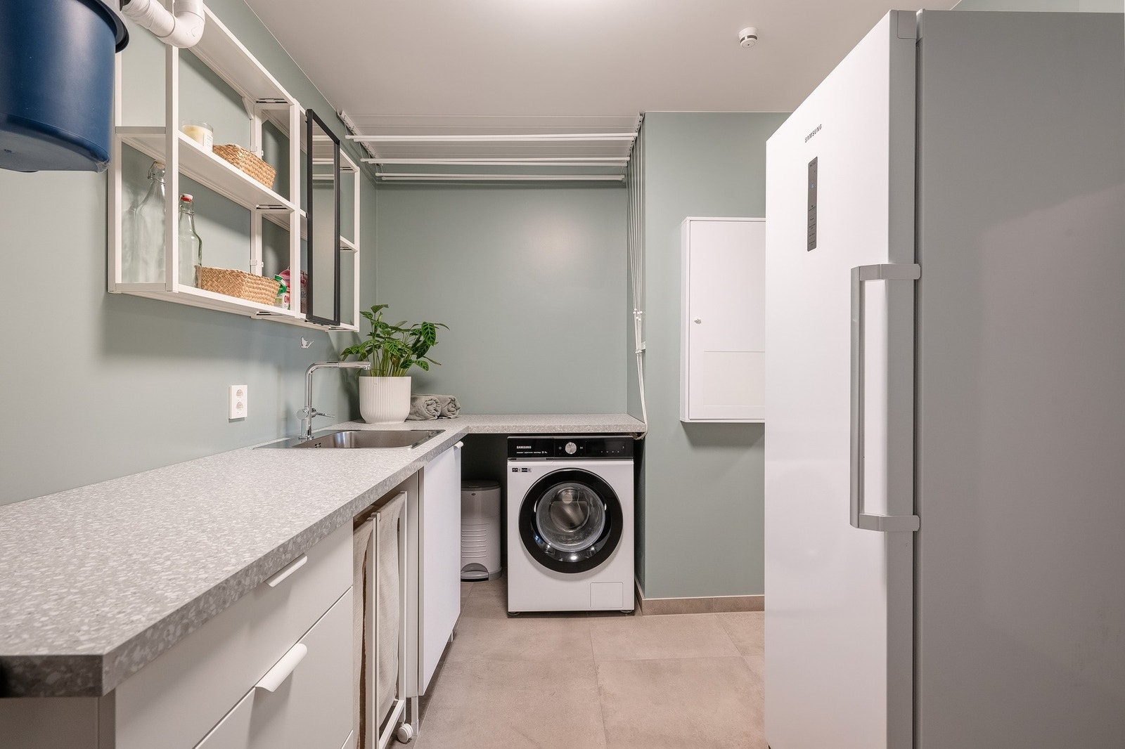 Eget vaskerom som gjør hverdagslogistikken enkel. Tilrettelagt for tørking av klær med oppheng i tak og god gulvplass. Galleribilde