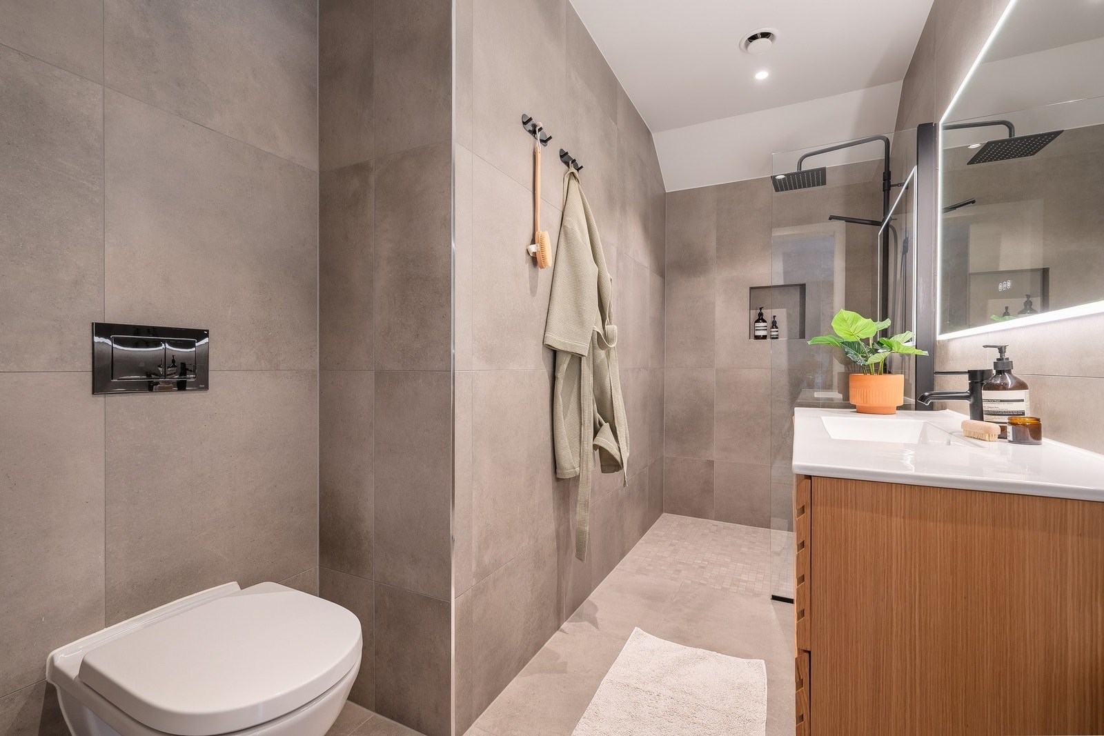 Gulvet har behagelige varmekabler, og den nedsenkede himlingen er utstyrt med downlights for jevn og stemningsfull belysning. Galleribilde