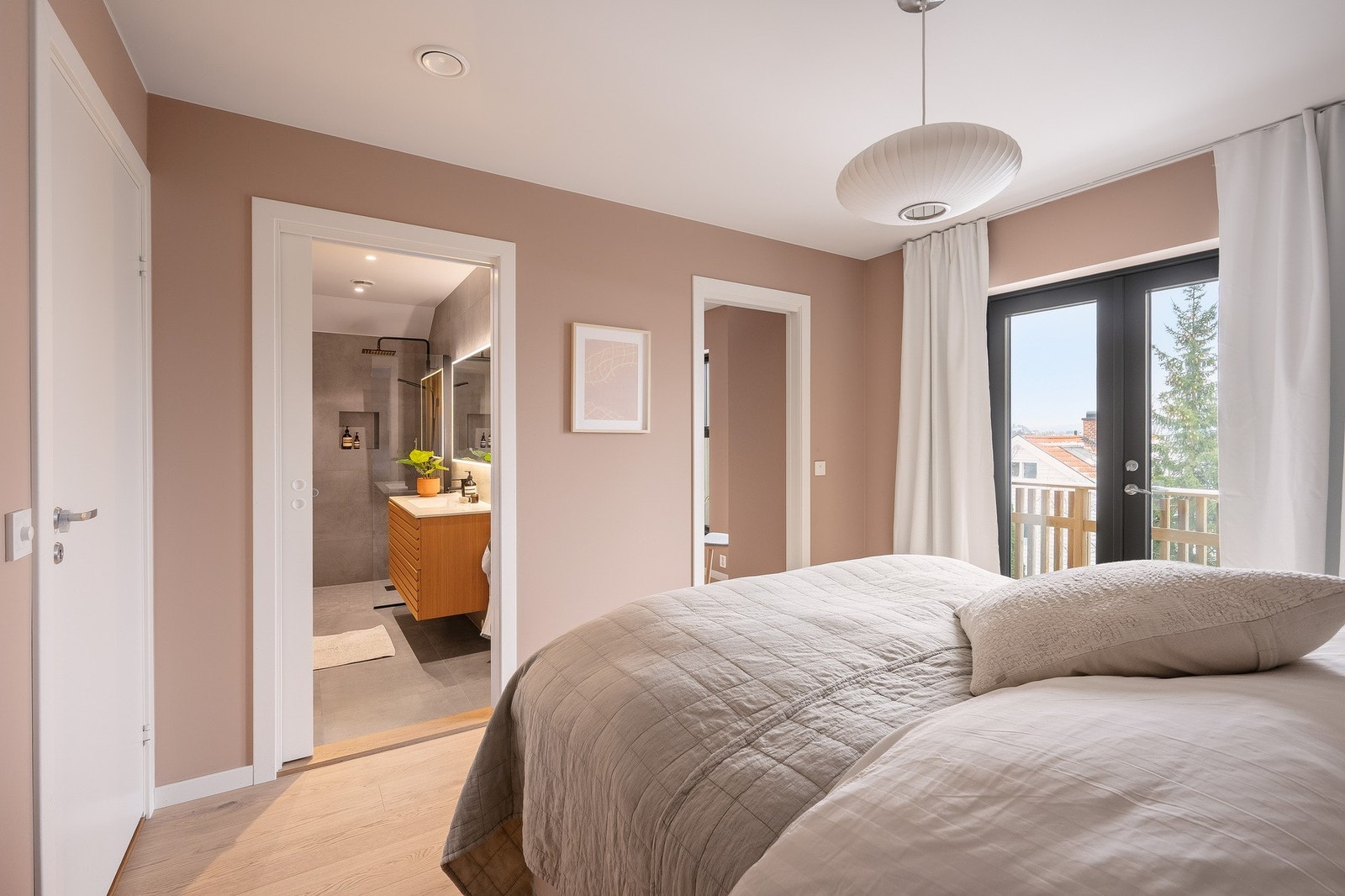 Hovedsoverommet er utformet som en suiteløsning med egen balkong, omkledningsrom og tilhørende bad. Galleribilde
