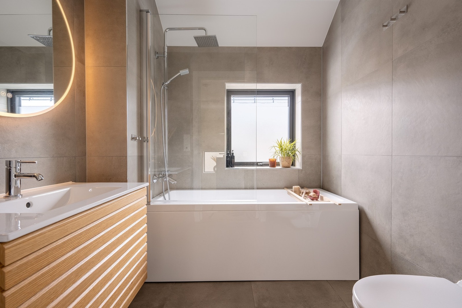 Fra gangen i 2. etasje er det et ytterligere bad av høy standard. Galleribilde