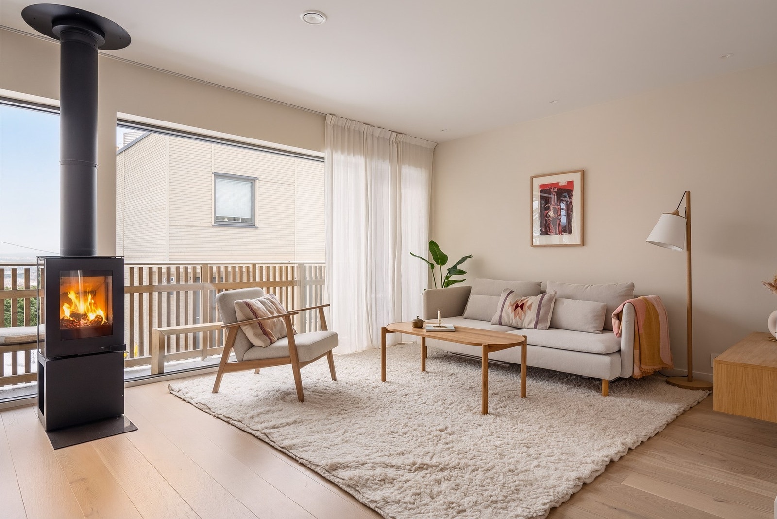 Det er satt inn en moderne peis med innsyn fra tre sider. Galleribilde