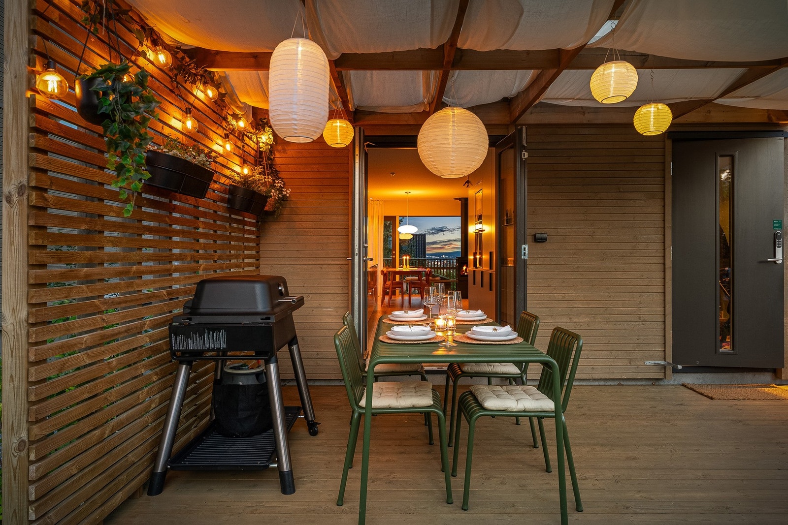 Utformingen gir god oversikt mot uteområdet, noe som gjør det enkelt å følge med på lek og aktivitet i hagen fra kjøkkenet. Galleribilde