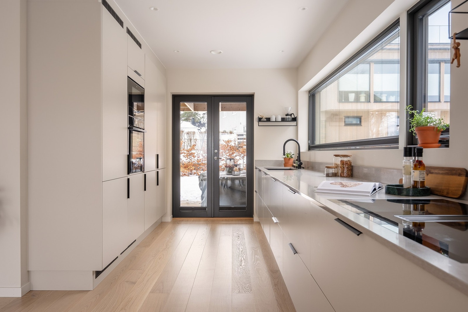 Kjøkkeninnredningen fra Sigdal fremstår romslig og gjennomtenkt, med materialvalg og løsninger som understøtter både funksjon og uttrykk. Galleribilde