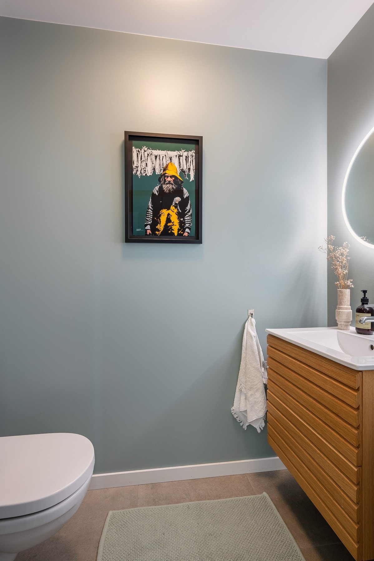 Fra entréen er det et separat toalettrom med behagelige gulvvarme. Galleribilde