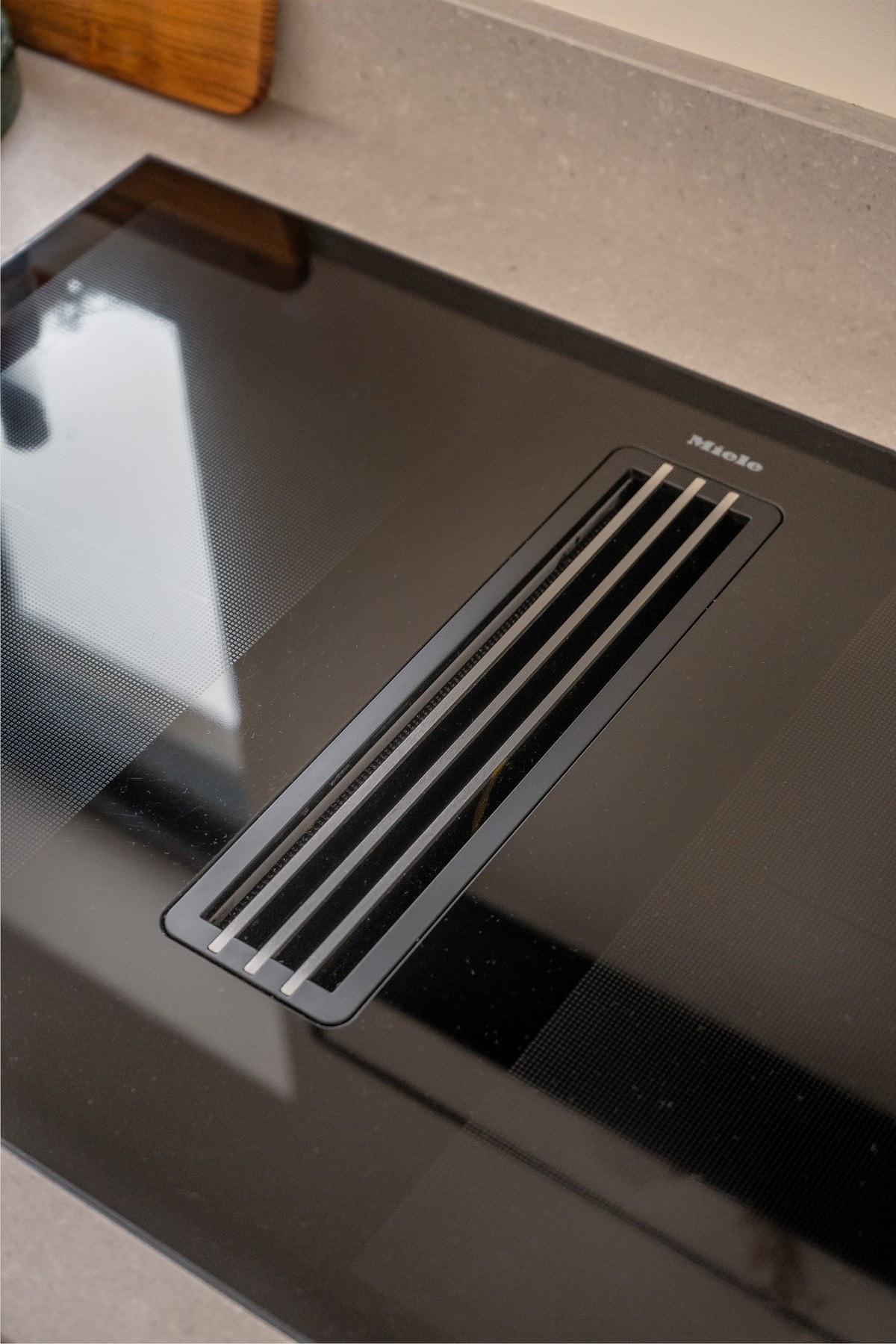 Integrerte kvalitetshvitevarer fra Neff, Miele og Siemens er sømløst integrert i innredningen. Galleribilde