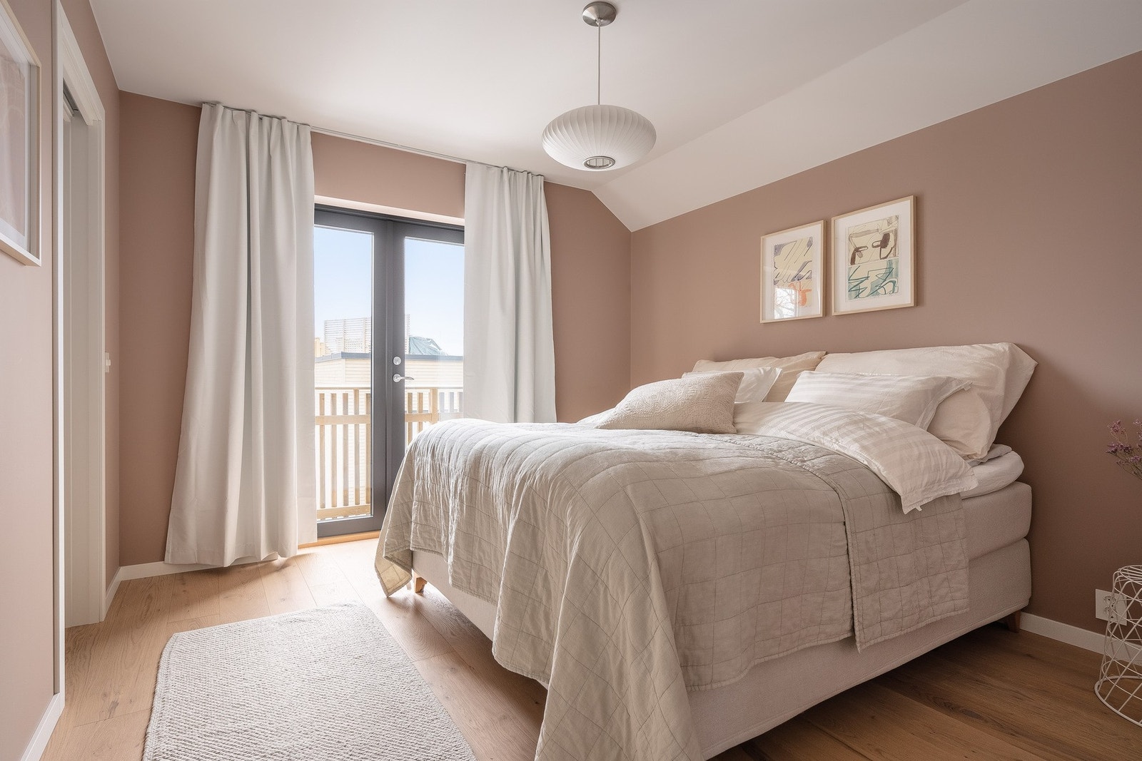 I boligens 2. etasje finner du tre soverom, balkong, omkledningsrom og to bad. Galleribilde