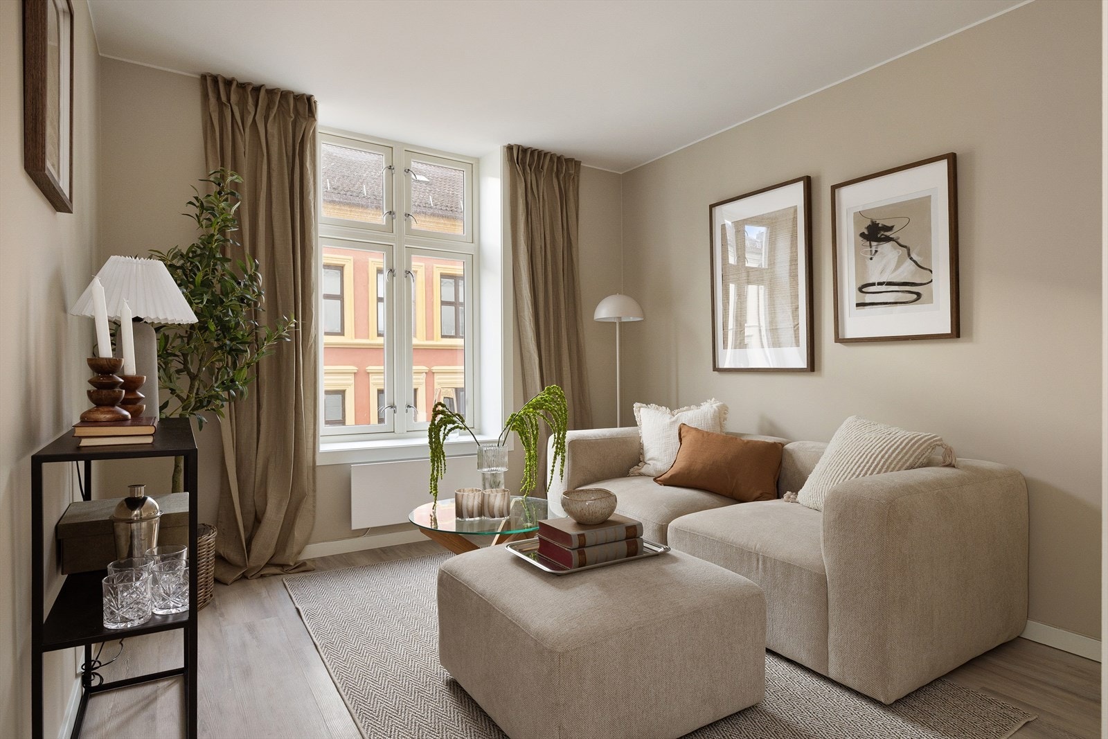 Leiligheten ble ombygget og oppusset i år 2016, og har nyere overflater og noe oppgradering på bad i 2026. Galleribilde