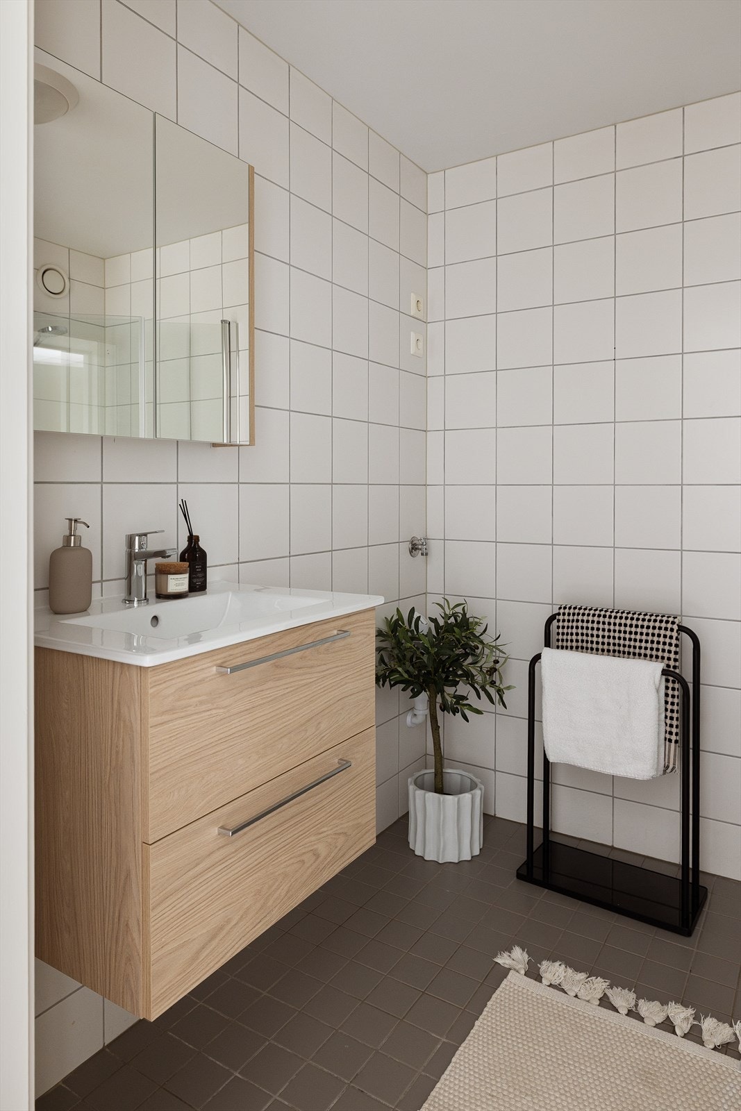 Videre har badet vegghengt toalett og opplegg for vaskemaskin og tørketrommel. Galleribilde