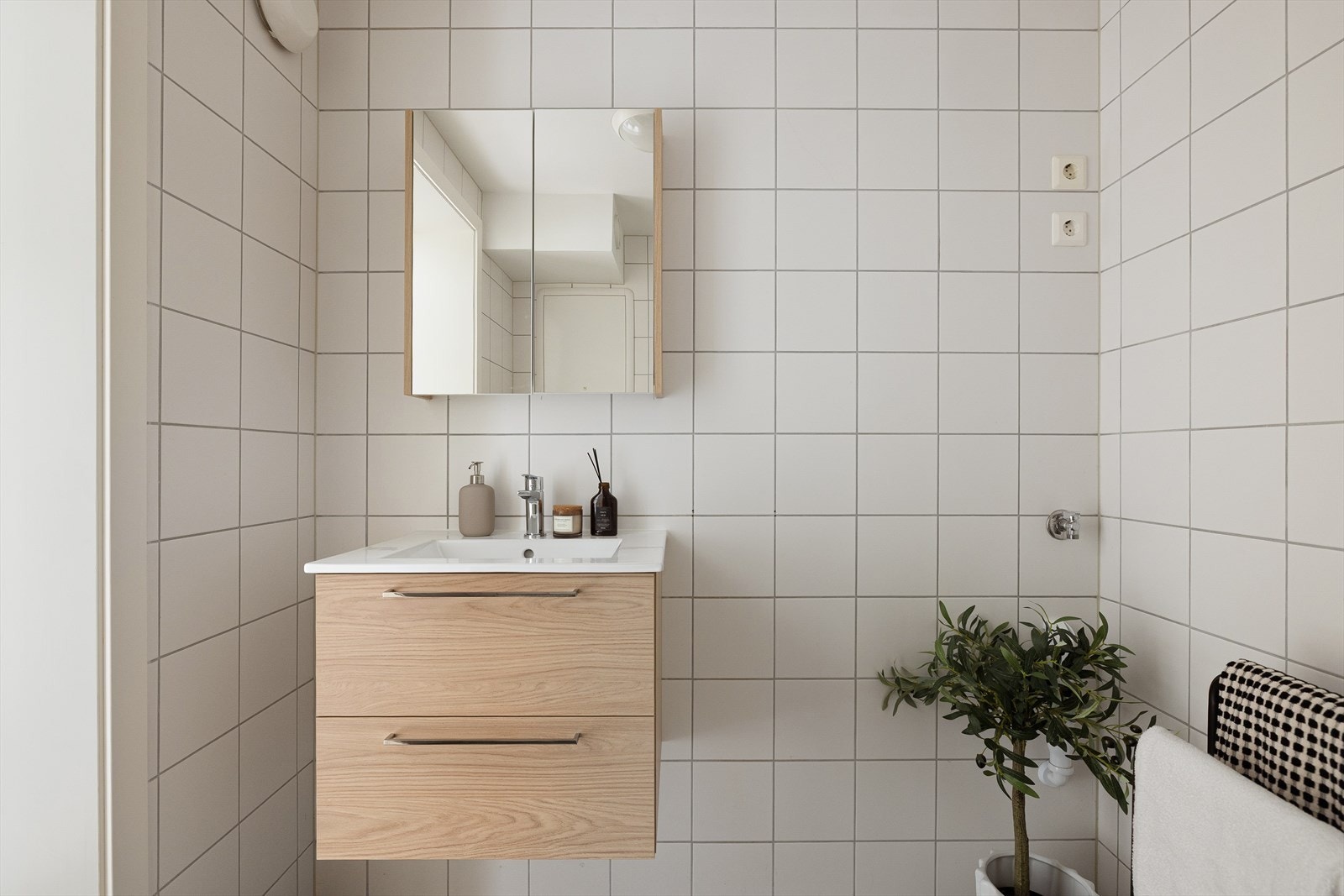 Badet har innredning med nedfelt servant og dusjhjørne fra 2026. Galleribilde