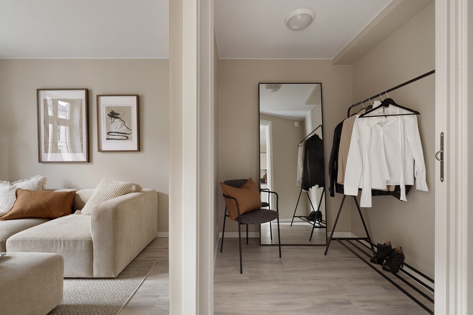 Her er det god plass til oppbevaring av klær, sko, støvsuger og mer. Galleribilde