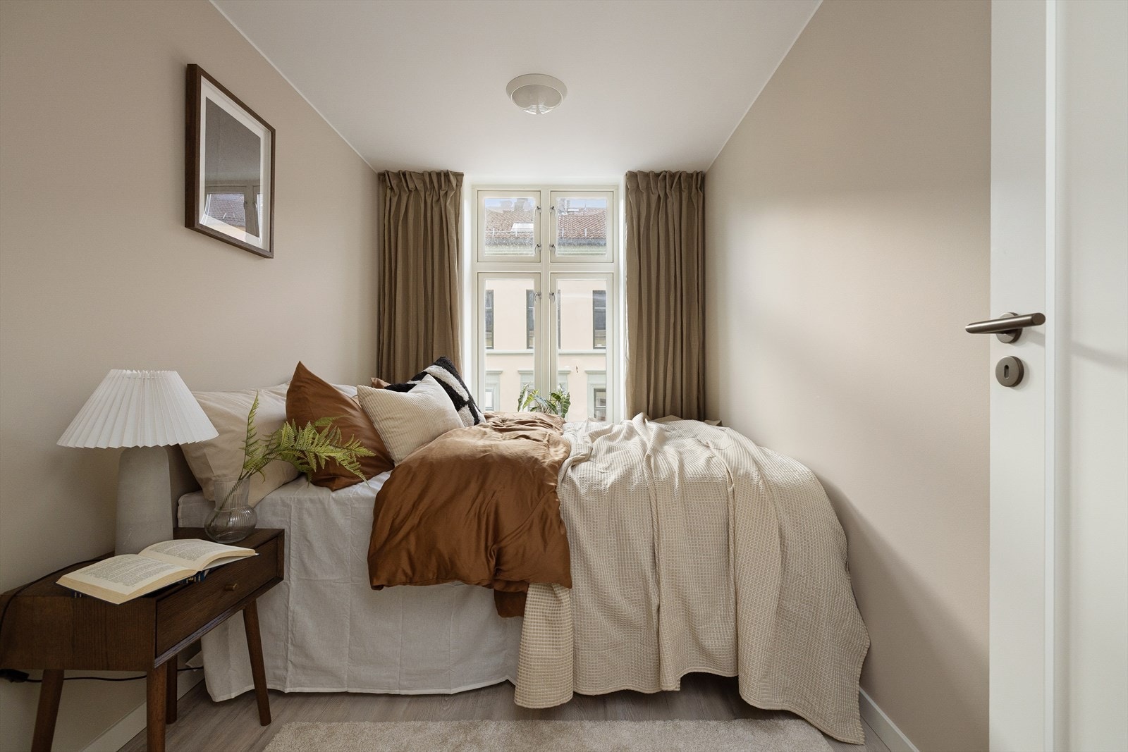 Lunt soverom med god plass til dobbeltseng og nattbord. Galleribilde