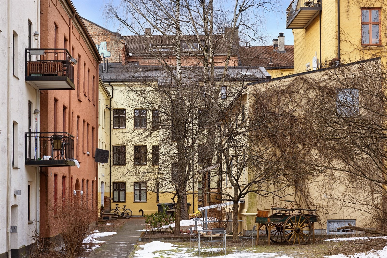Bakgård. Galleribilde