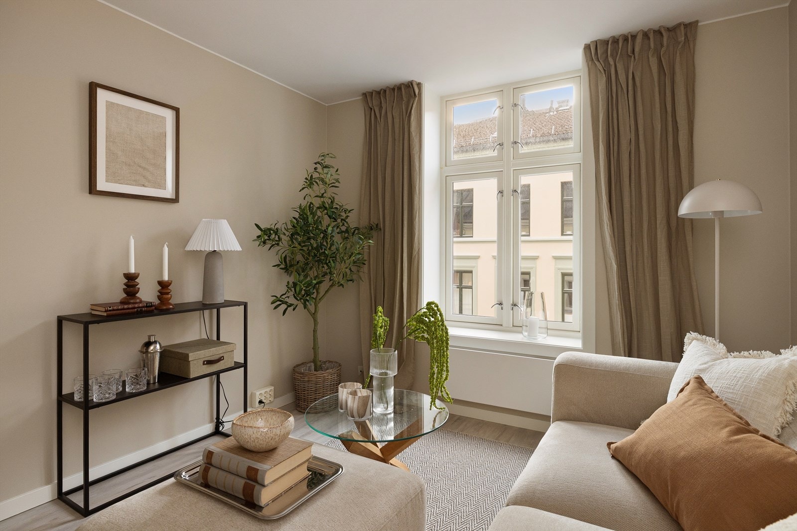 Hyggelig stue med plass til sofa og tilhørende møblement. Galleribilde