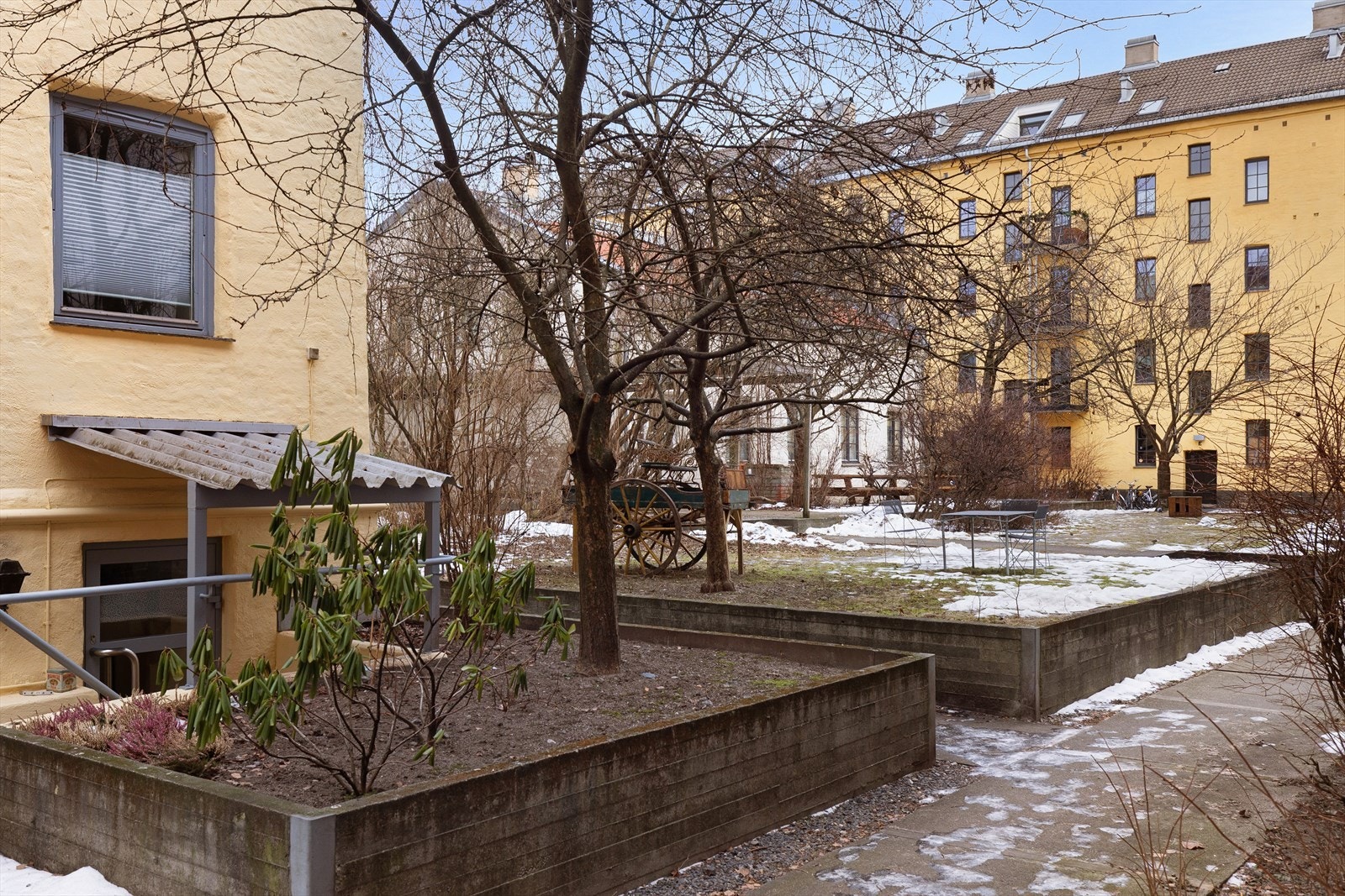 Bakgård. Galleribilde