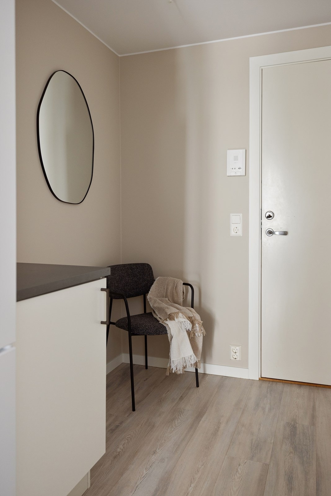 Leiligheten har en åpen entré med direkte adkomst til stue og kjøkken. Galleribilde