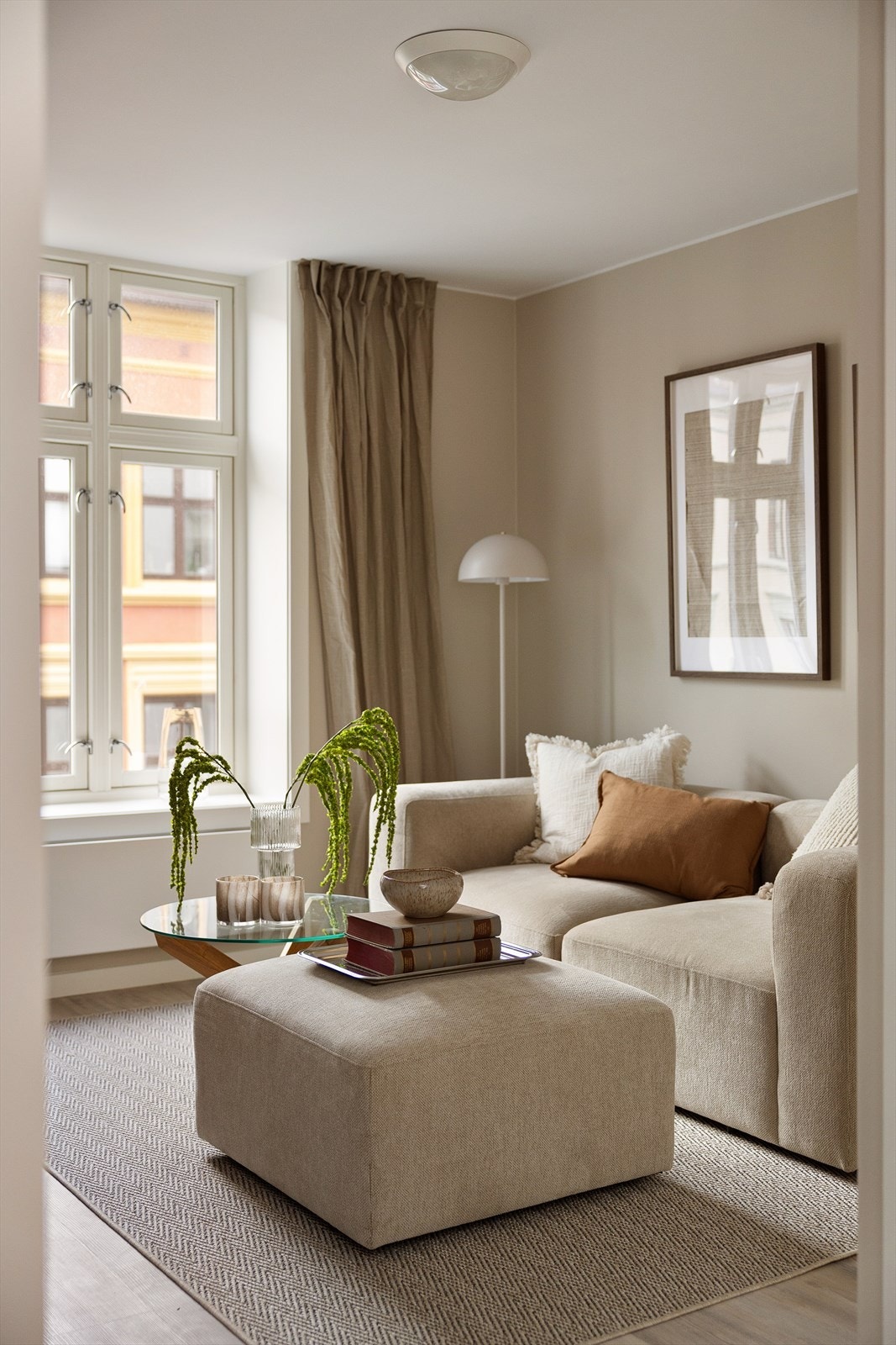 Klassisk vindu med dype karmer gir fine lysforhold og en luftig romfølelse. Galleribilde