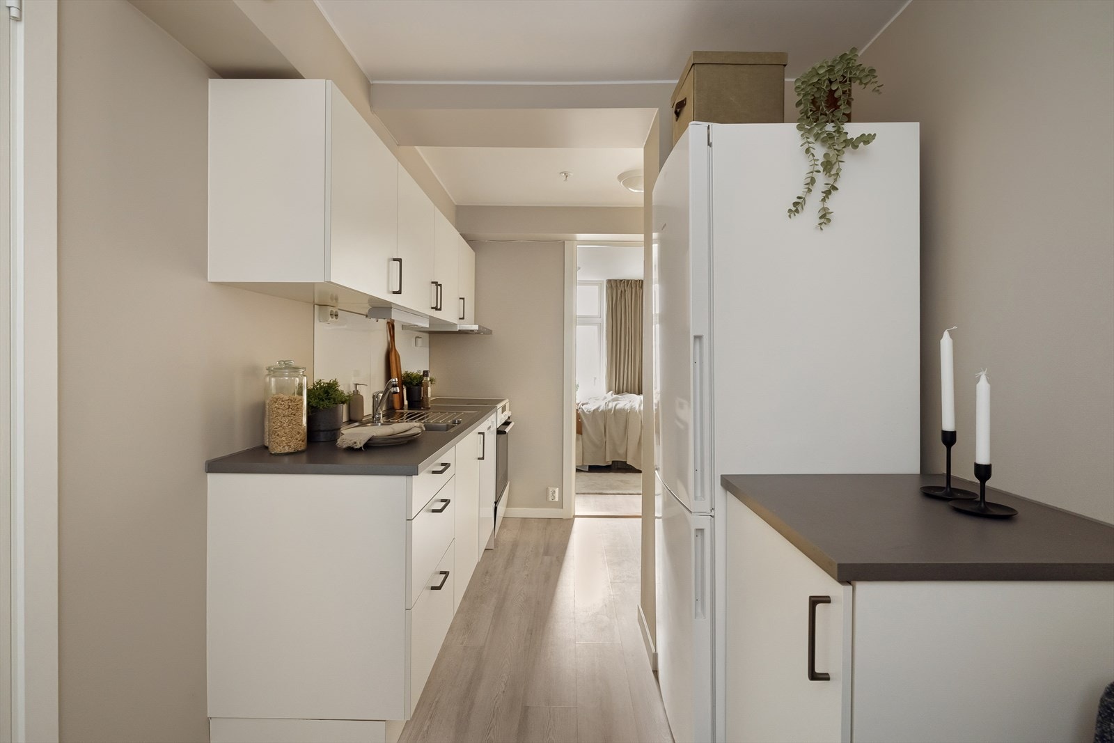 Kjøkkenet med glatte fronter og benkeplate av laminat. Galleribilde