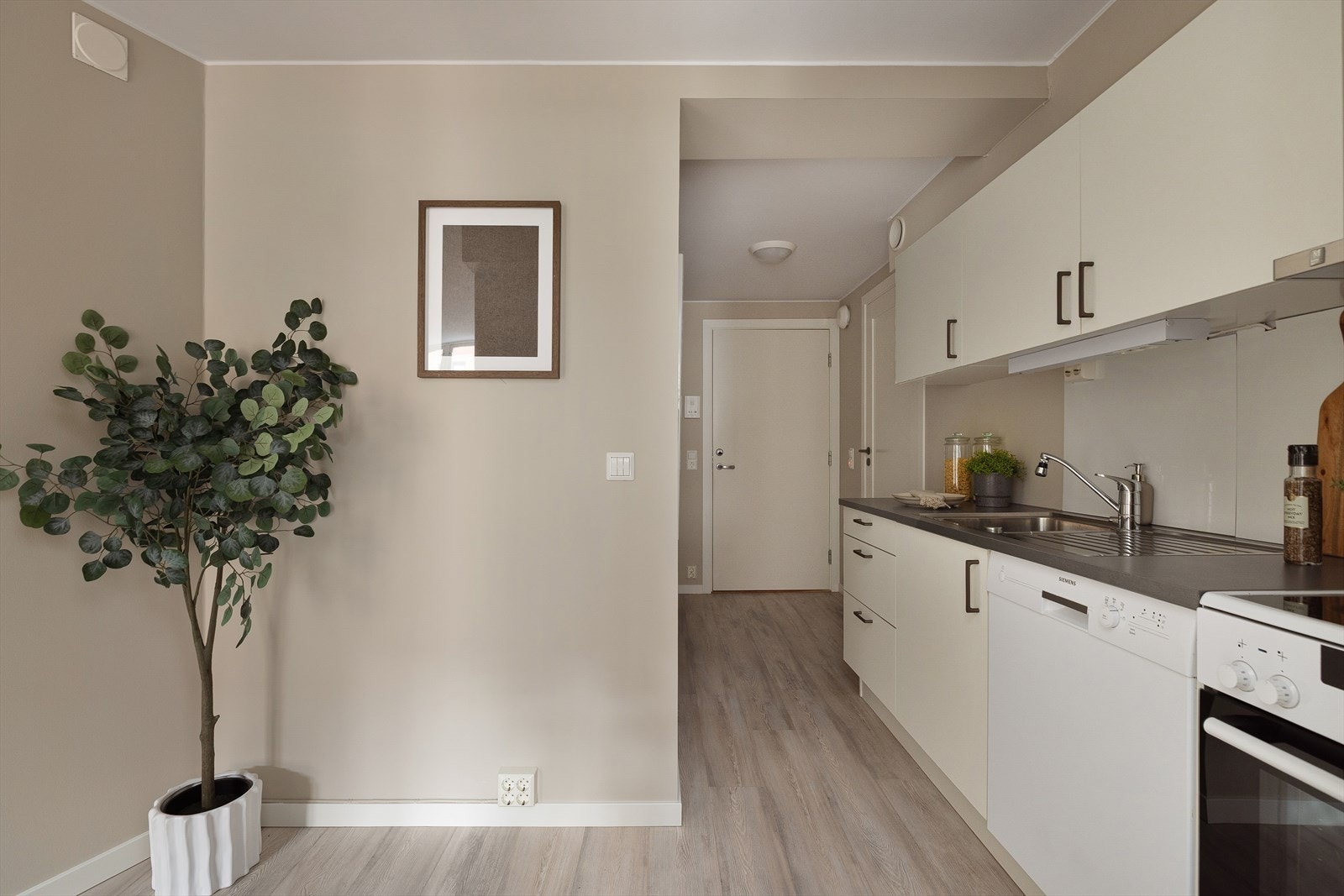 Kjøkkenet er utstyrt med kjøl/fryseskap, oppvaskmaskin, komfyr, vannstoppsystem og komfyrvakt. Galleribilde