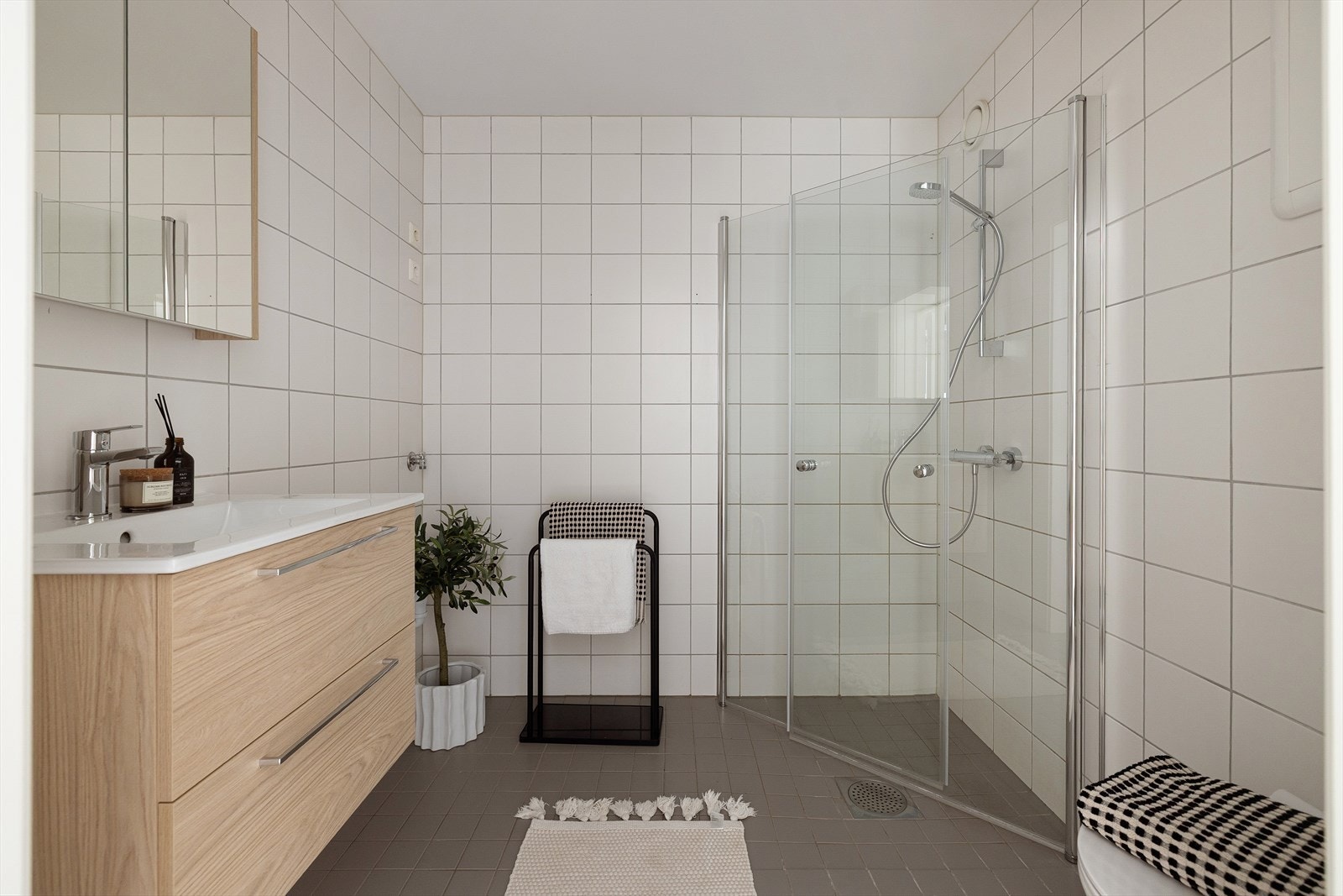 Romslig flislagt bad fra 2016 med elektriske varmekabler og mekanisk avtrekk. Galleribilde