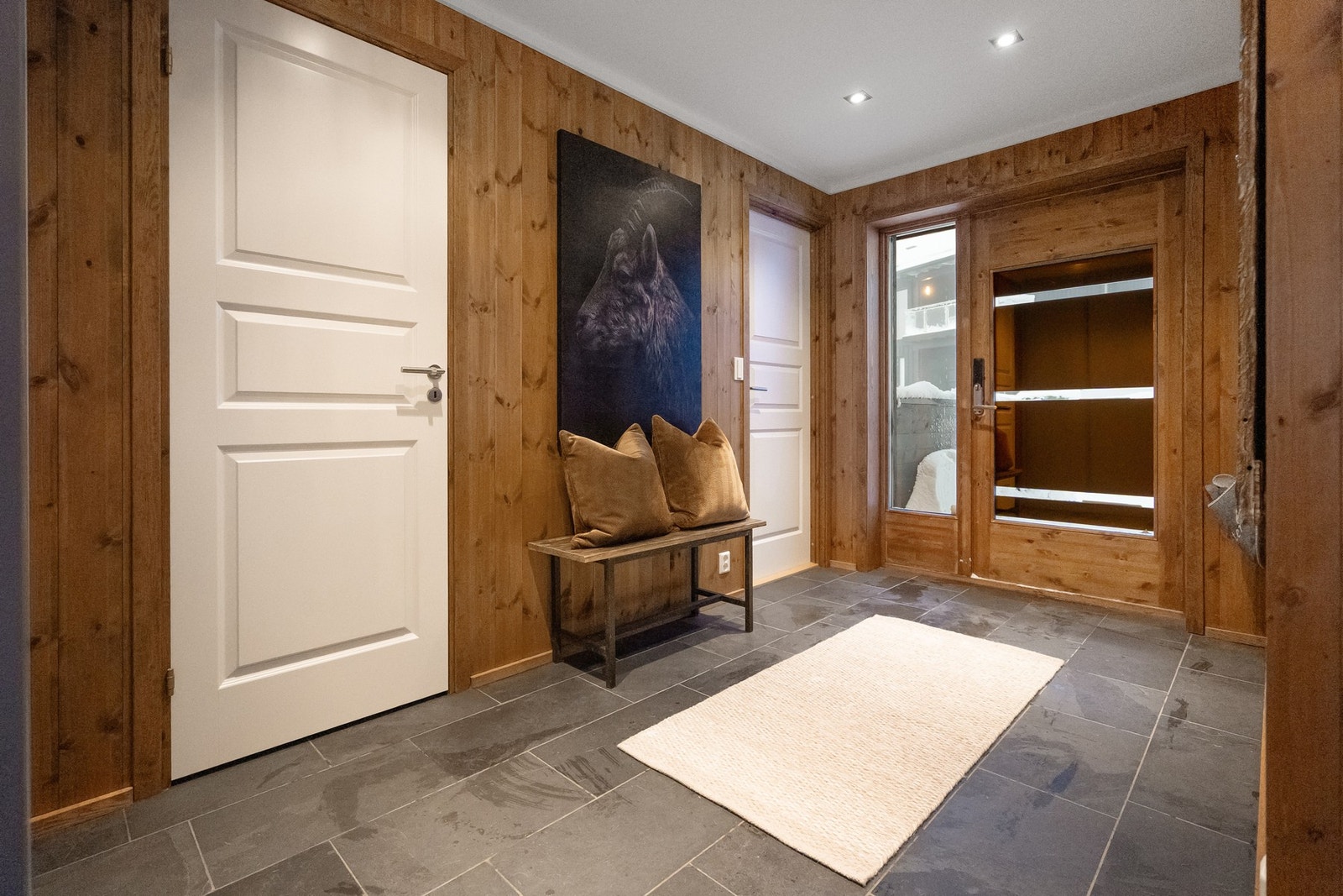 Romslig entré med flislagt gulv og varmekabler. Galleribilde