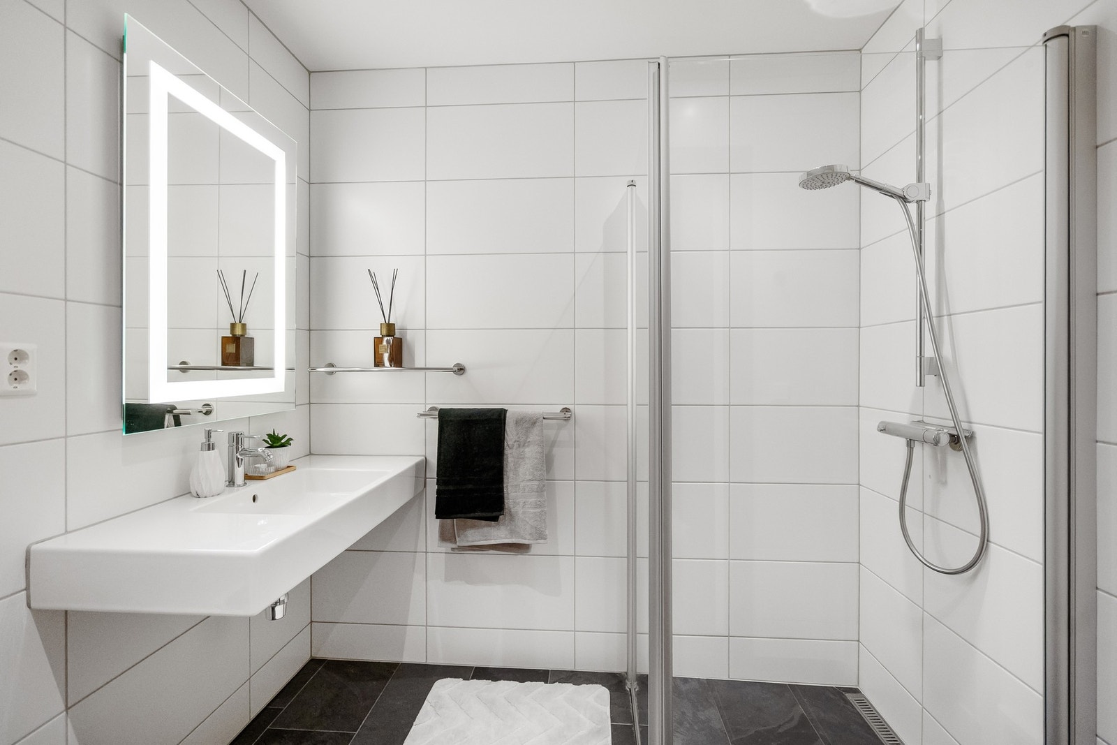 Flott bad med inngang til badstue. Galleribilde