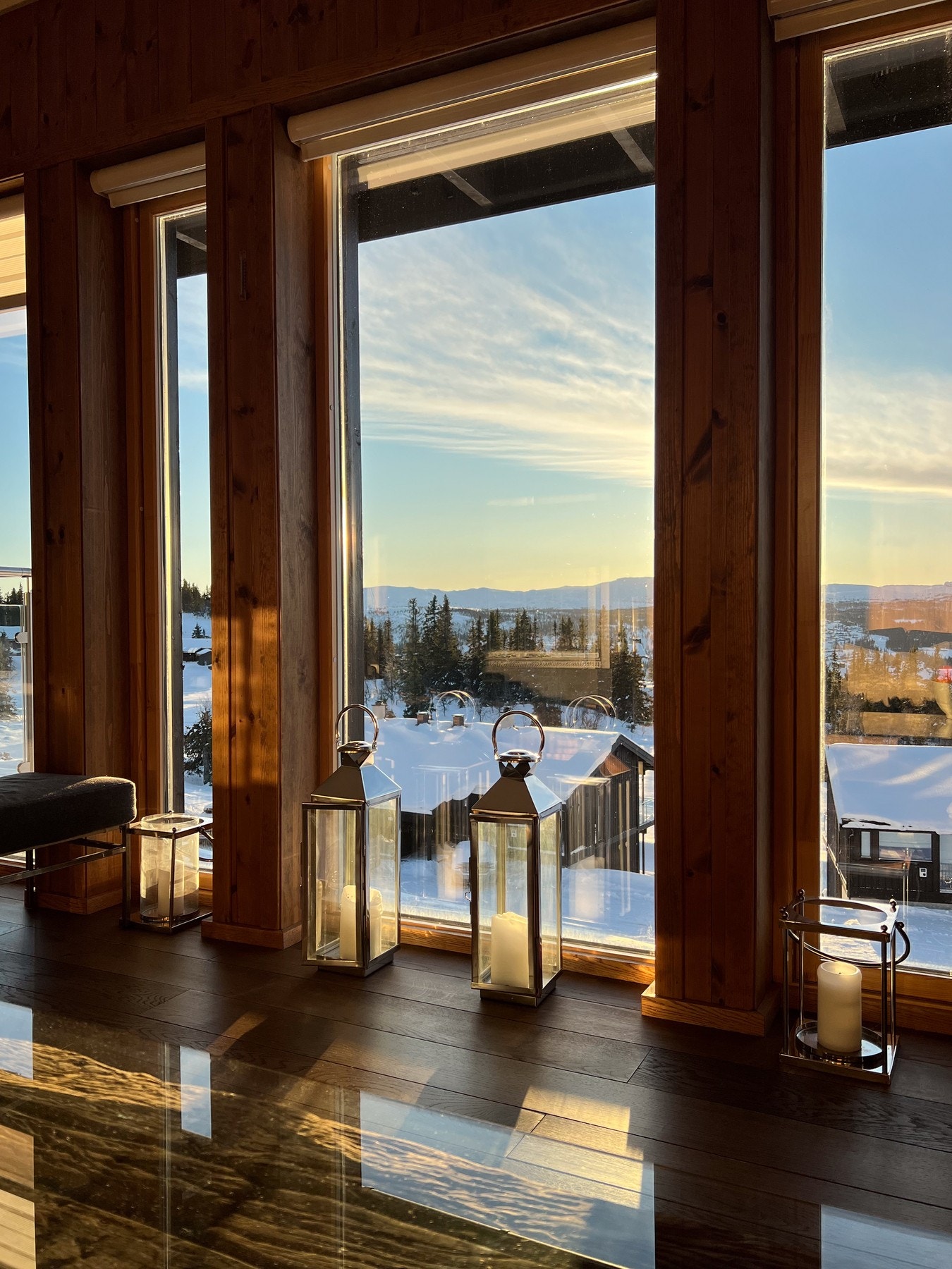 Store vinduer gir et flott lys inn i rommet. Galleribilde